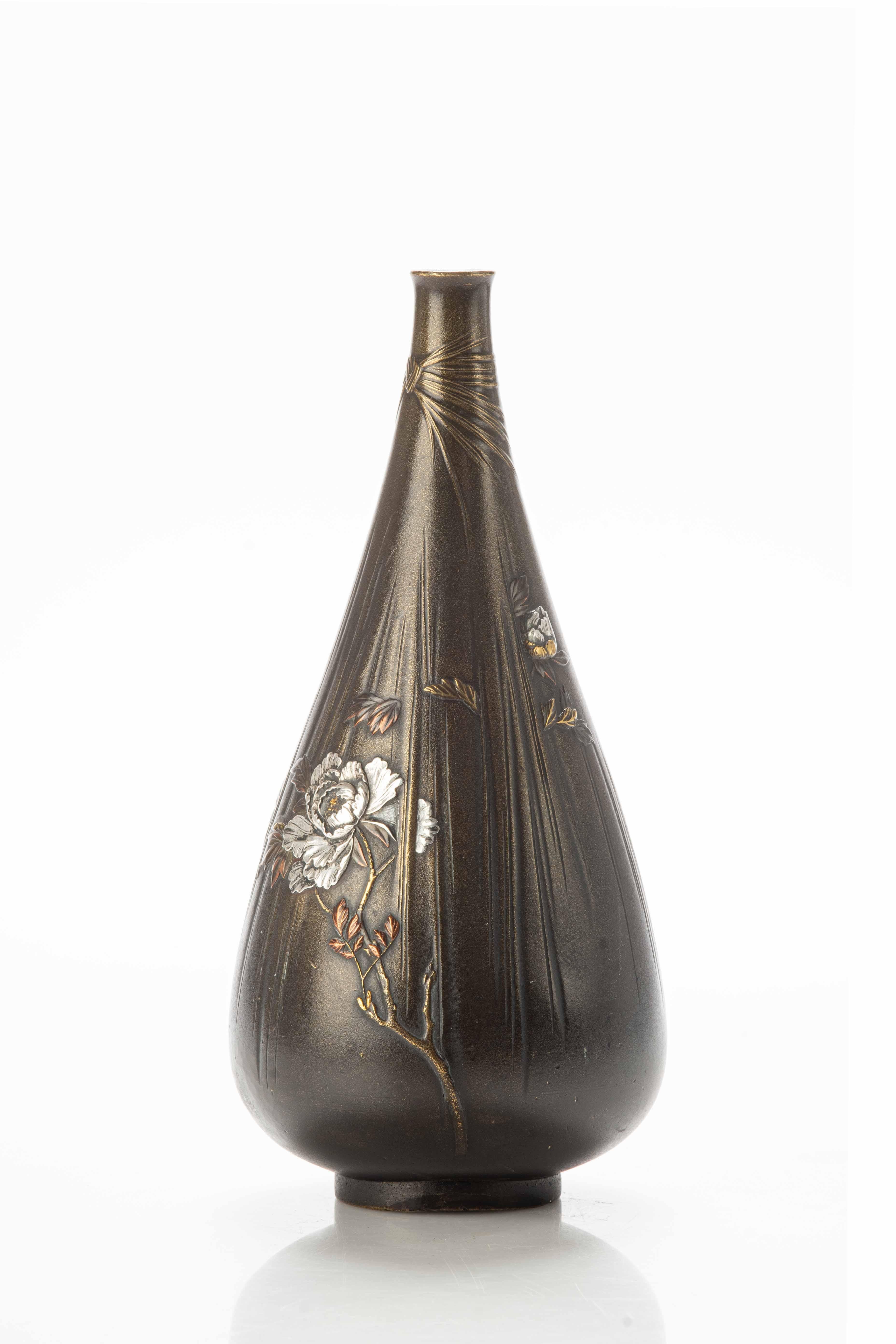 Japonisme A Japanese drop-shaped bronze vase with peonies For Sale
