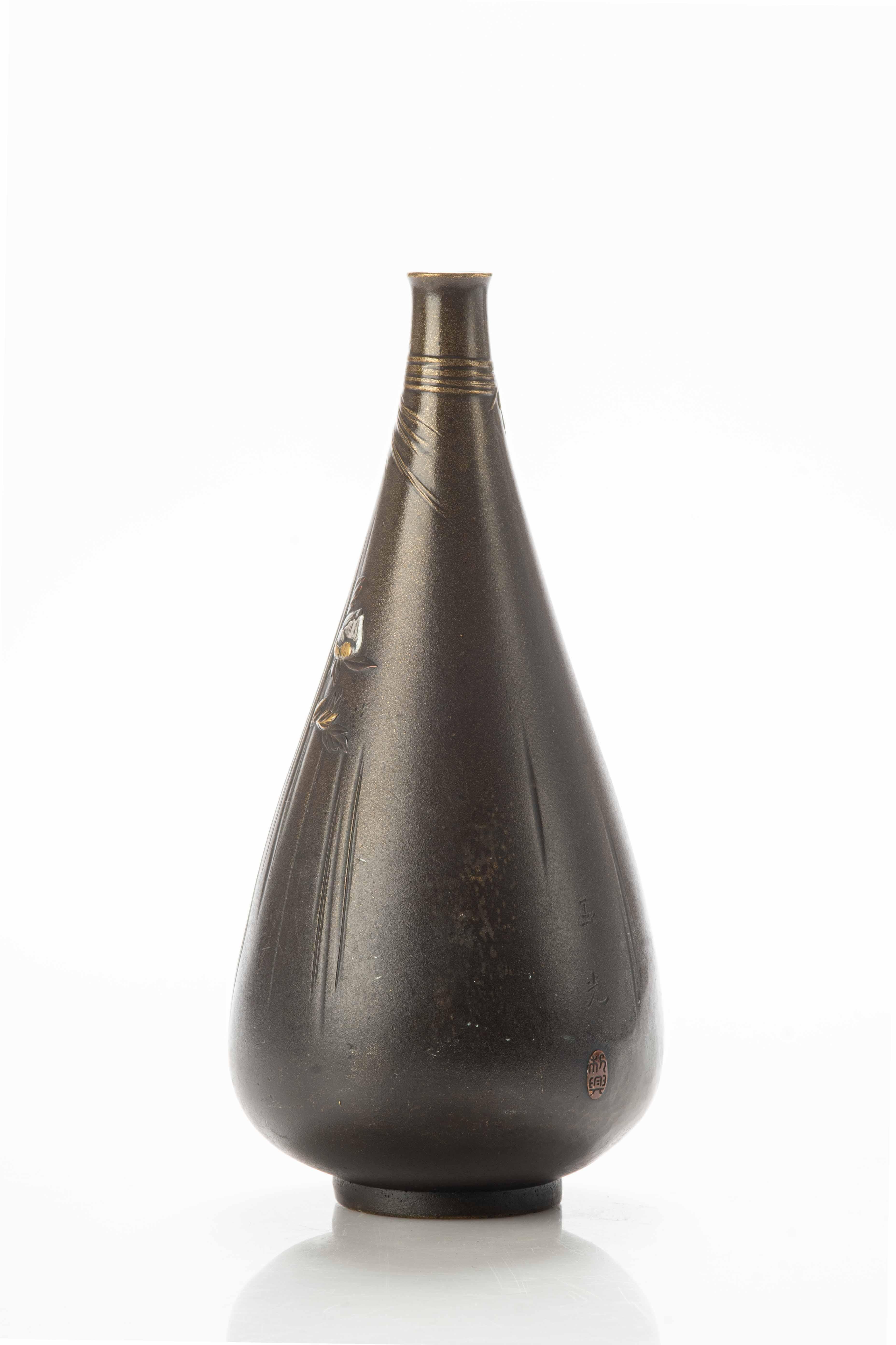 A Japanese drop-shaped bronze vase with peonies In Excellent Condition For Sale In Milano, IT