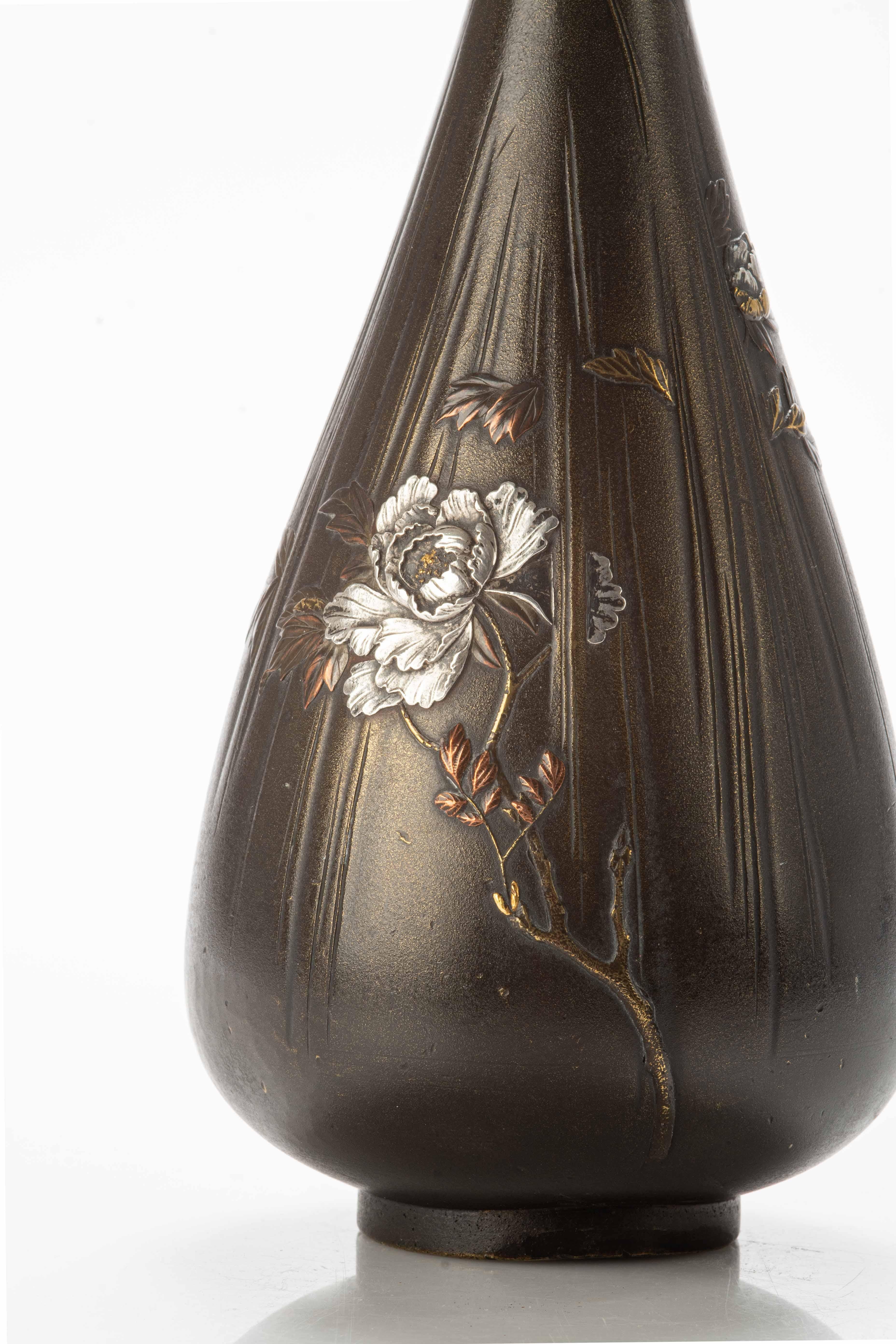 A Japanese drop-shaped bronze vase with peonies For Sale 1