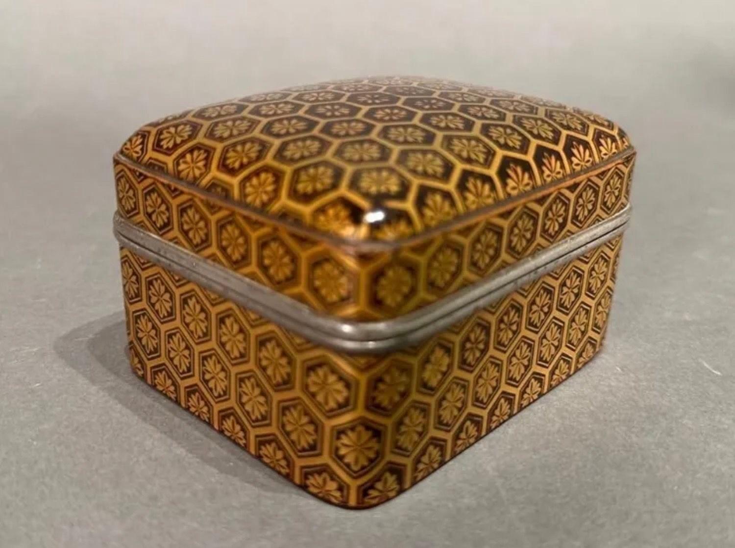 Gilt A Japanese Edo Period Lacquer Kogo (Incense) Box, late 17/early 18th Century For Sale