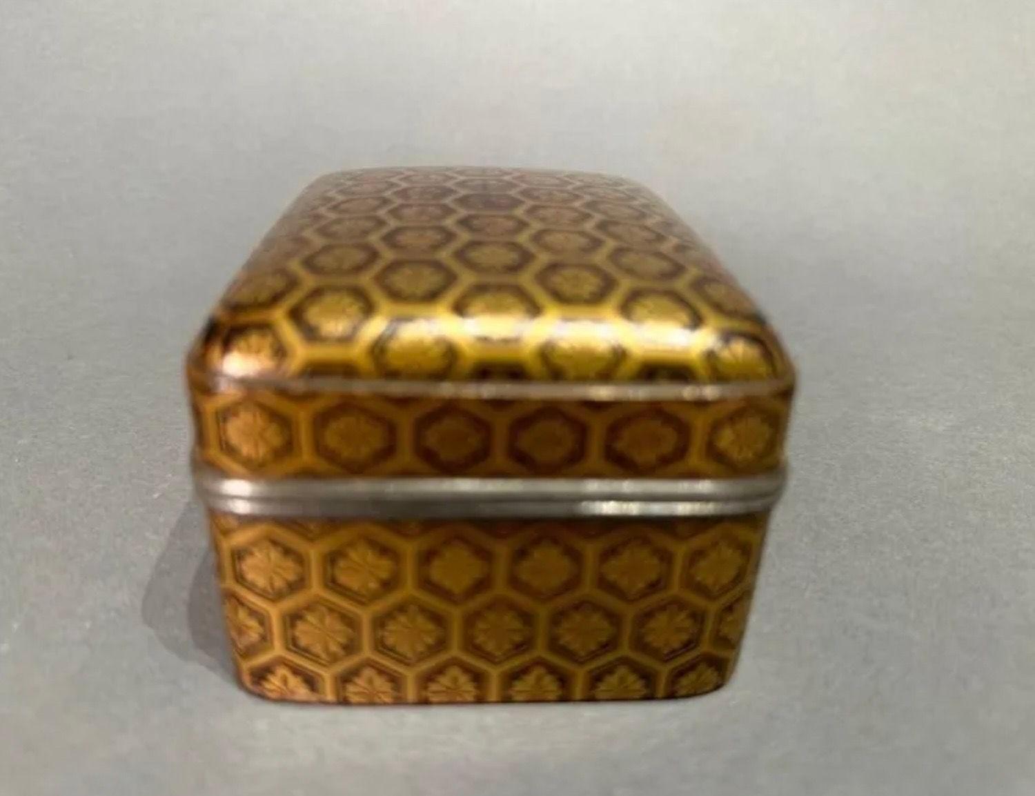 18th Century and Earlier A Japanese Edo Period Lacquer Kogo (Incense) Box, late 17/early 18th Century For Sale