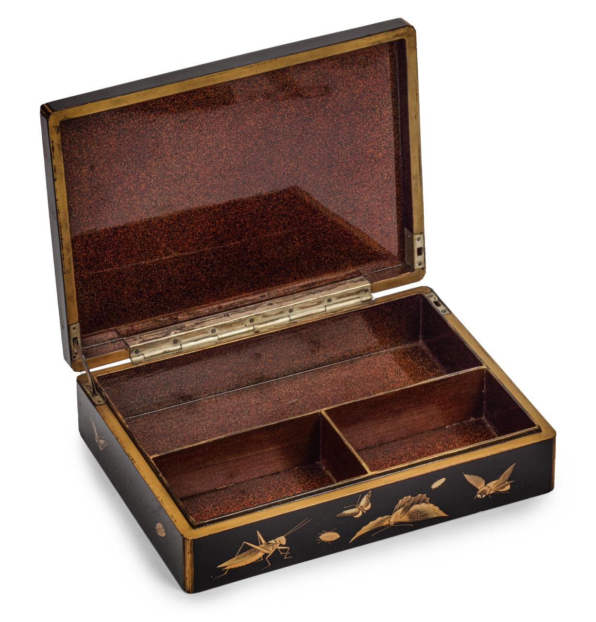Meiji-Periode, ca. 1873-1887

Die schwarz lackierte Schachtel ist mit Maki-e- und Hiramaki-e-Gold verziert. Auf dem Deckel sind ein Gebäudekomplex im europäischen Stil und mehrere japanische und europäische Figuren abgebildet, die im Vordergrund