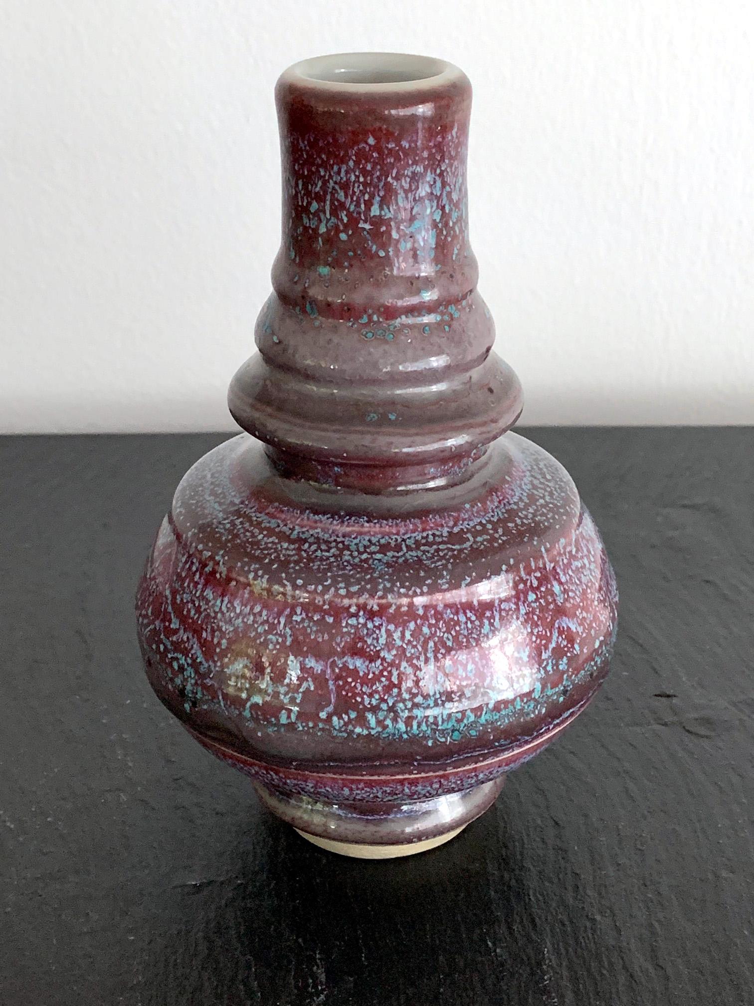 Vaso a bottiglia con aglio di forma arcaica cinese, ma di probabile origine giapponese. Diverse scanalature di aggiramento, tuttavia, fanno pensare a un'epoca più moderna. È stato realizzato con uno smalto viola brillante su uno sfondo blu