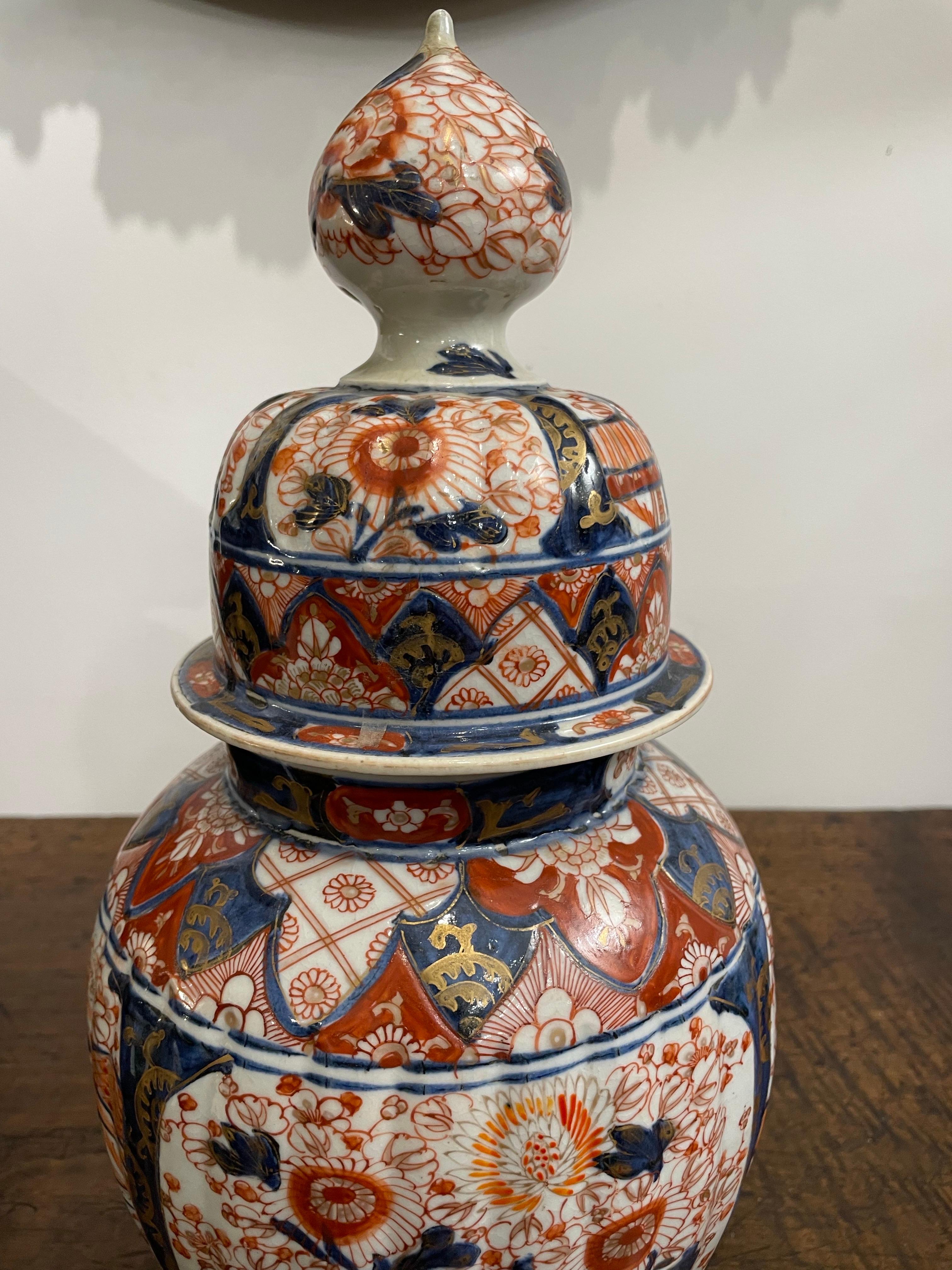 A Japanese Fluted and Covered Imari Baluster Vase, 19th Century In Good Condition For Sale In ARMADALE, VIC