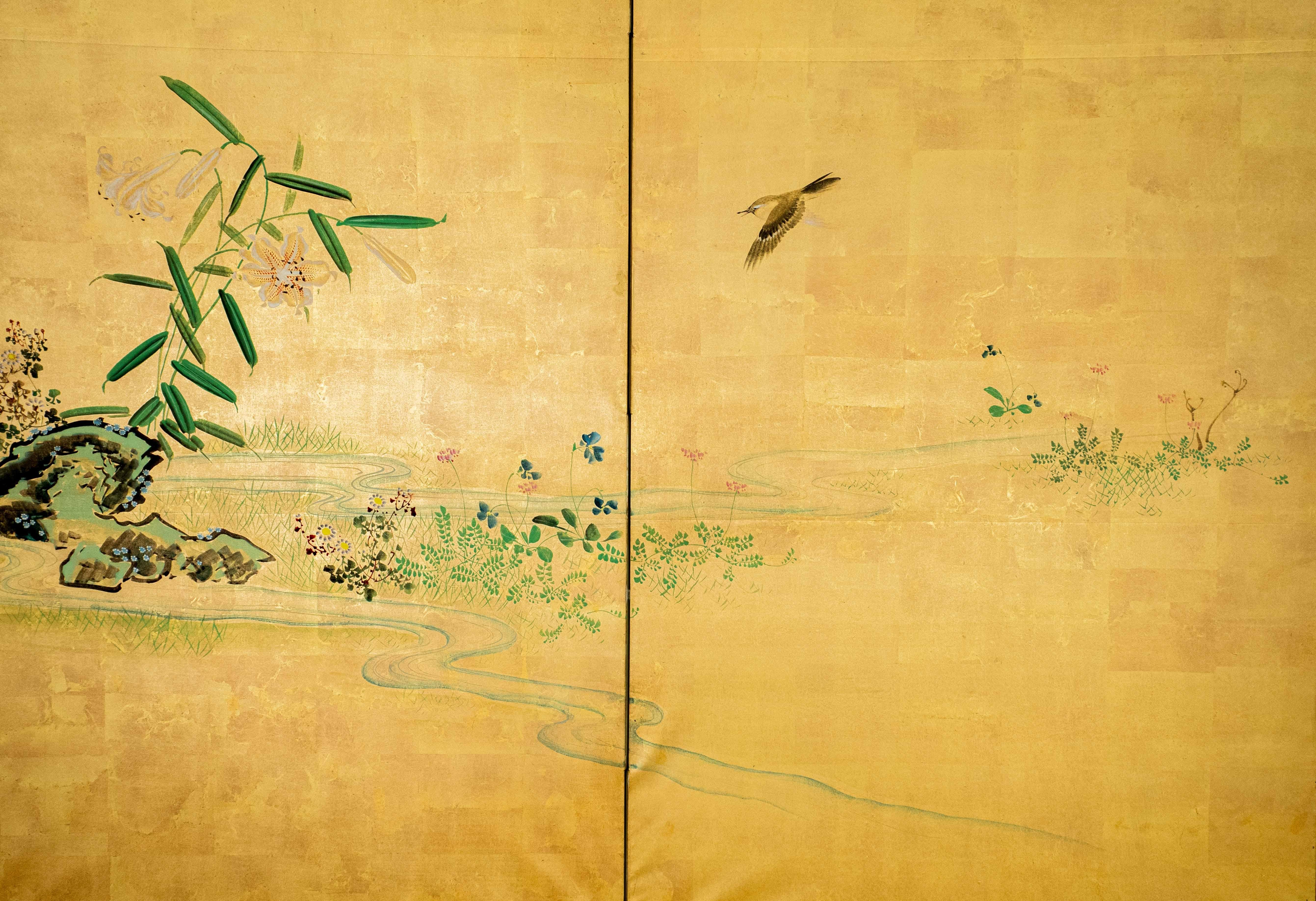 Biombo Byōbu, 屏風, de seis paneles con fondo de pan de oro, decorado con una escena naturalista de elegante sencillez, que representa flores y un arroyo.
La composición representa un arroyo enmarcado por lirios y amapolas, animado por la presencia de