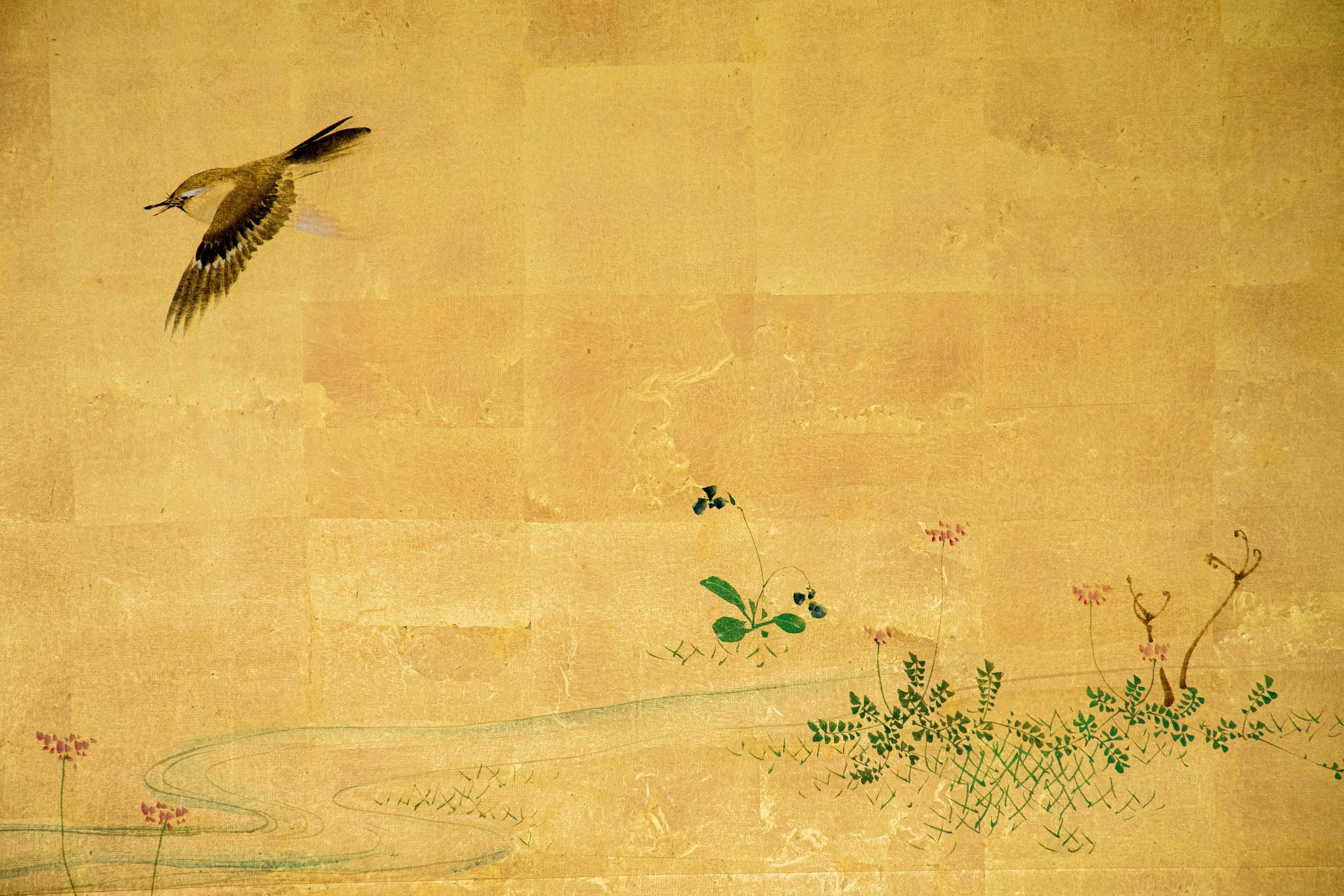 Biombo japonés decorado con una escena naturalista Japonés en venta