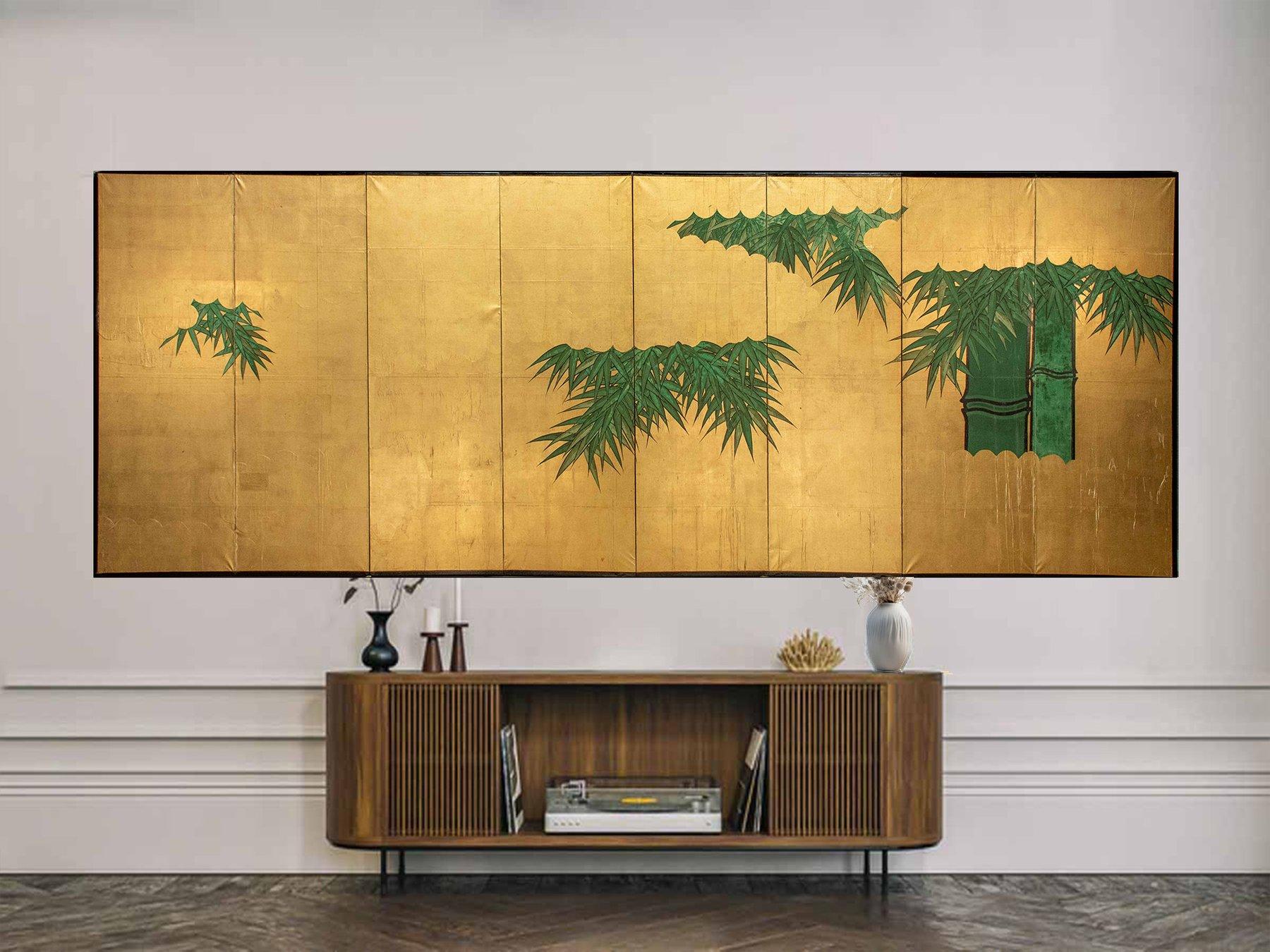 An eight-panel folding screen, decorated with refined bamboo plants elegantly rendered against a background entirely covered in gold leaf. Of particular value and rarity is the structure with eight panels, enhanced by a lacquered wooden frame.