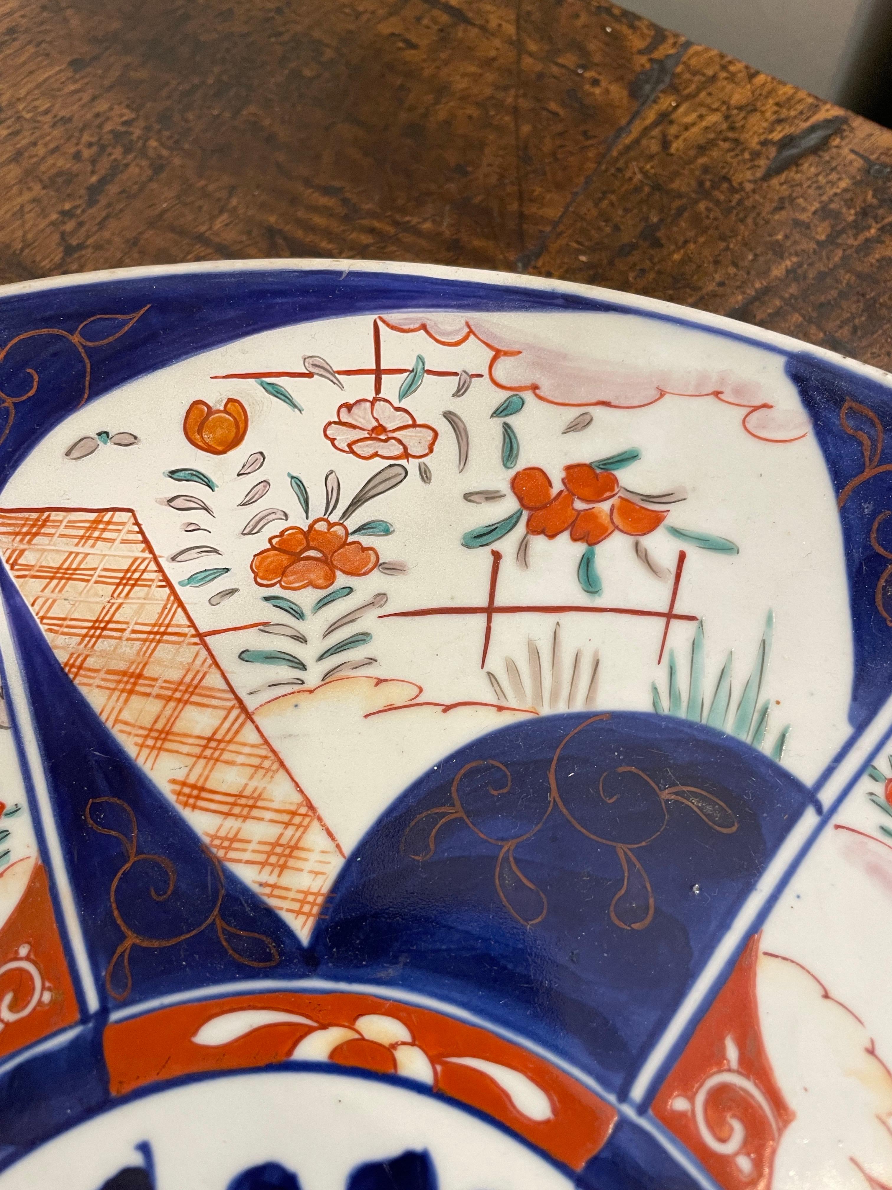 A Japanese Imari Platter, Late 19th Century In Good Condition For Sale In ARMADALE, VIC
