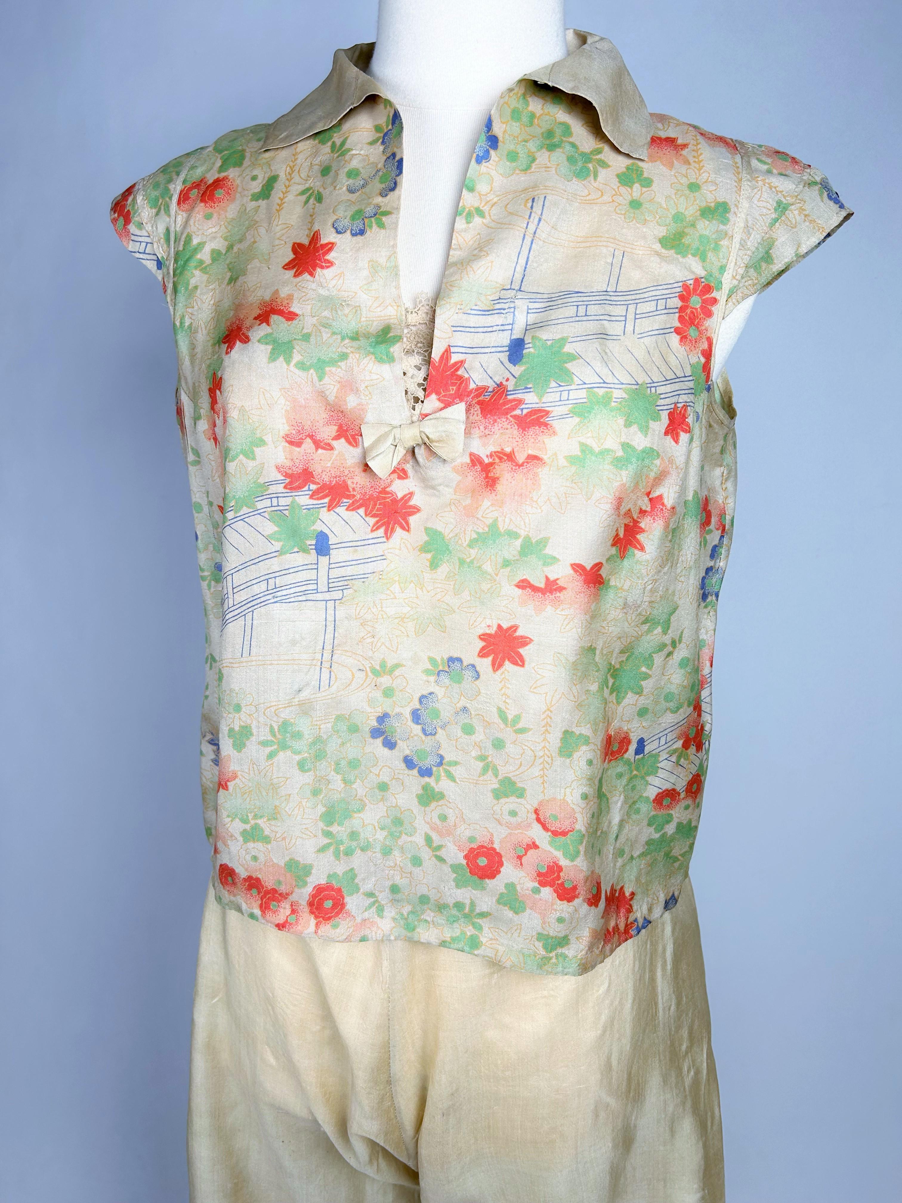 Alrededor de 1930

Francia

Precioso pijama de noche, pantalón y corpiño de dos piezas en pongee de seda estampado de los años 30. Precioso estampado con decoración floral japonesa en colores suaves. Pantalón de cintura alta con patas de elefante
