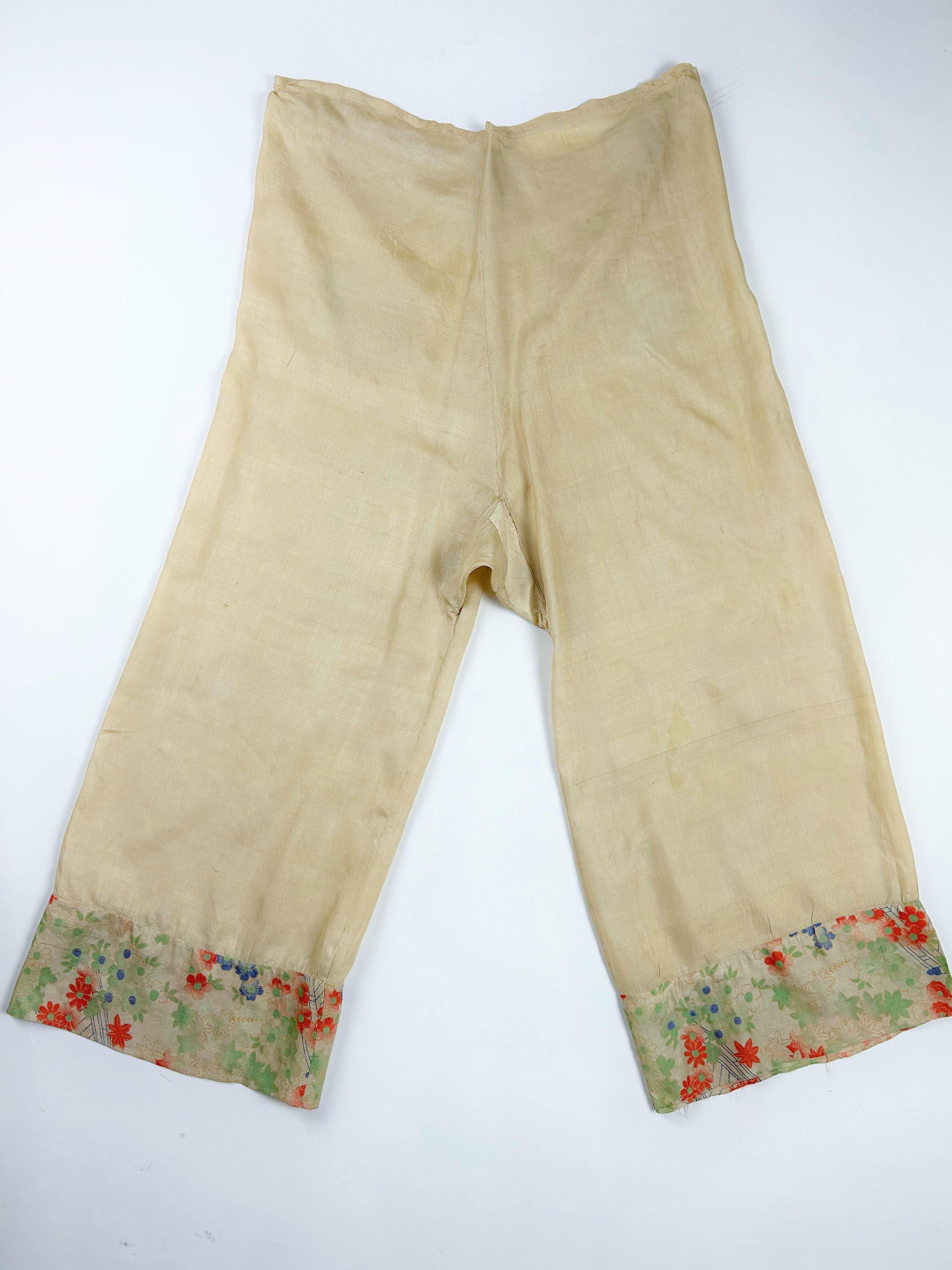 Beige pyjamas de soirée en soie imprimée d'inspiration japonaise, France, circa 1930 en vente