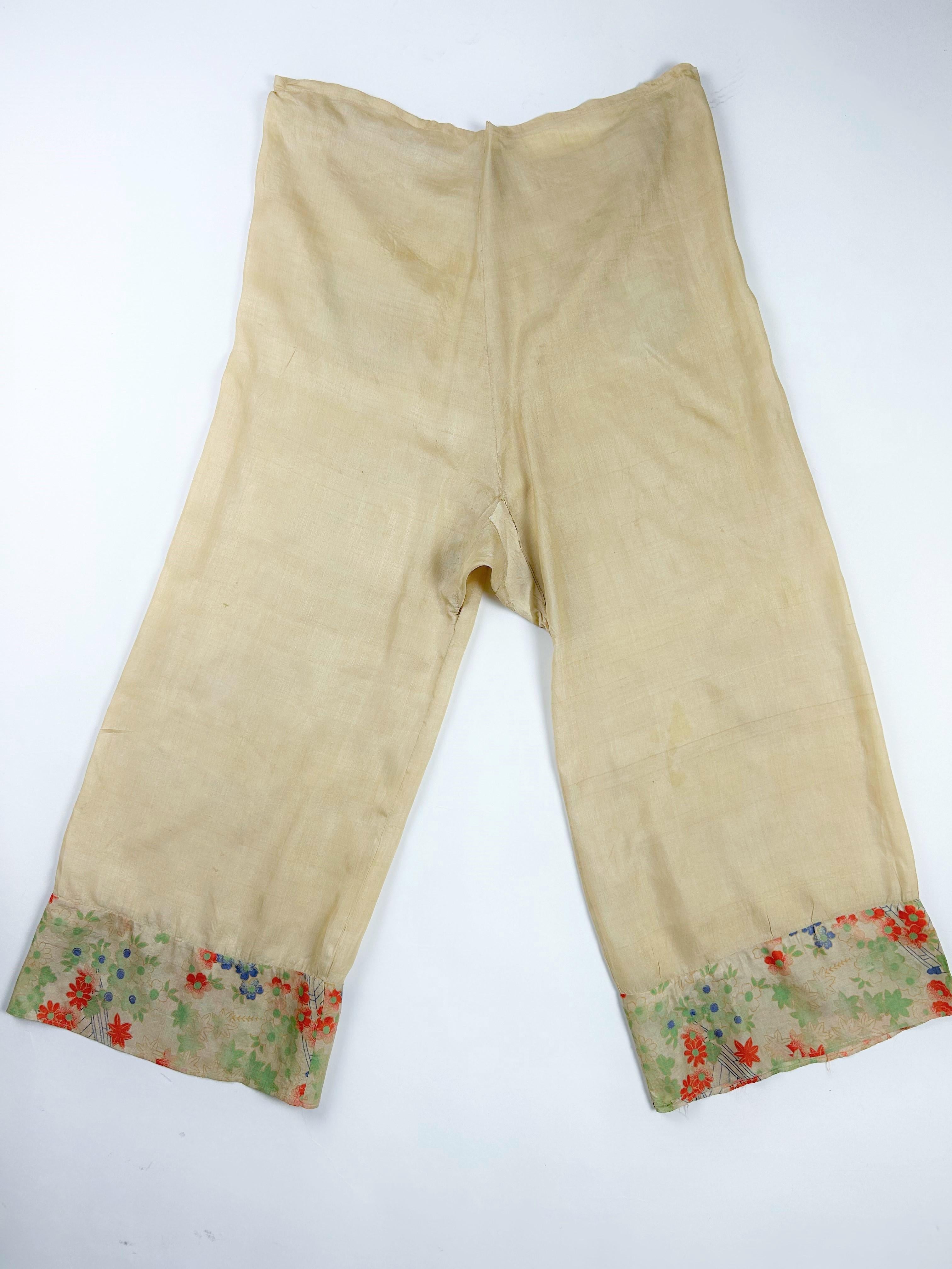 Un pijama de noche de seda estampada de inspiración japonesa - Francia Circa 1930 Beige en venta