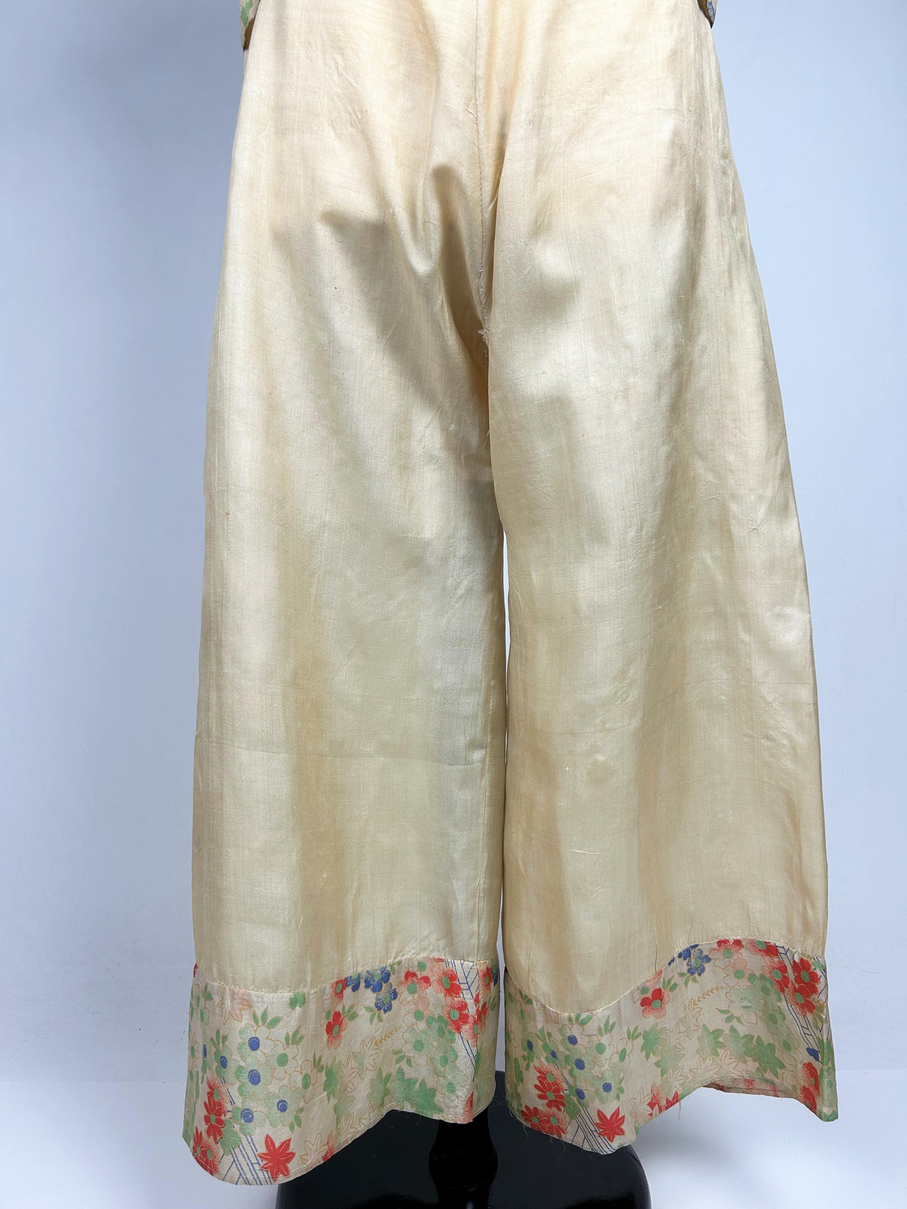 A Japanese inspiration printed silk evening pyjamas - France Circa 1930 For Sale 4