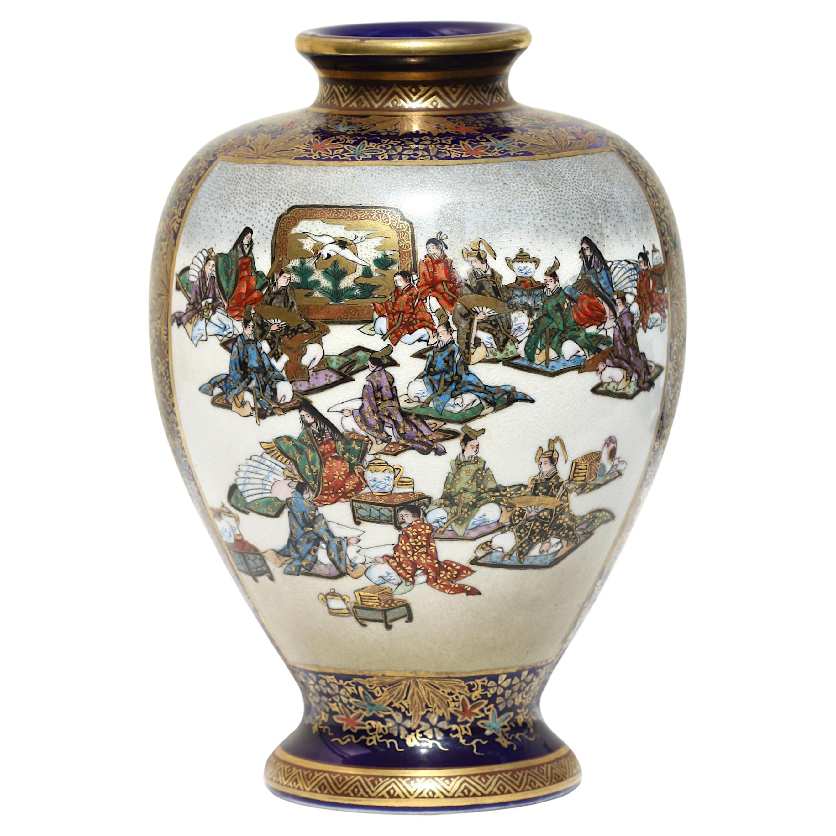  Un Japonais  Kinkozan Gilt et émaillé  Vase à fond bleu, période Meiji