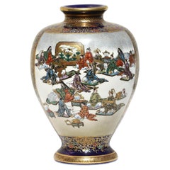  Un Japonais  Kinkozan Gilt et émaillé  Vase à fond bleu, période Meiji