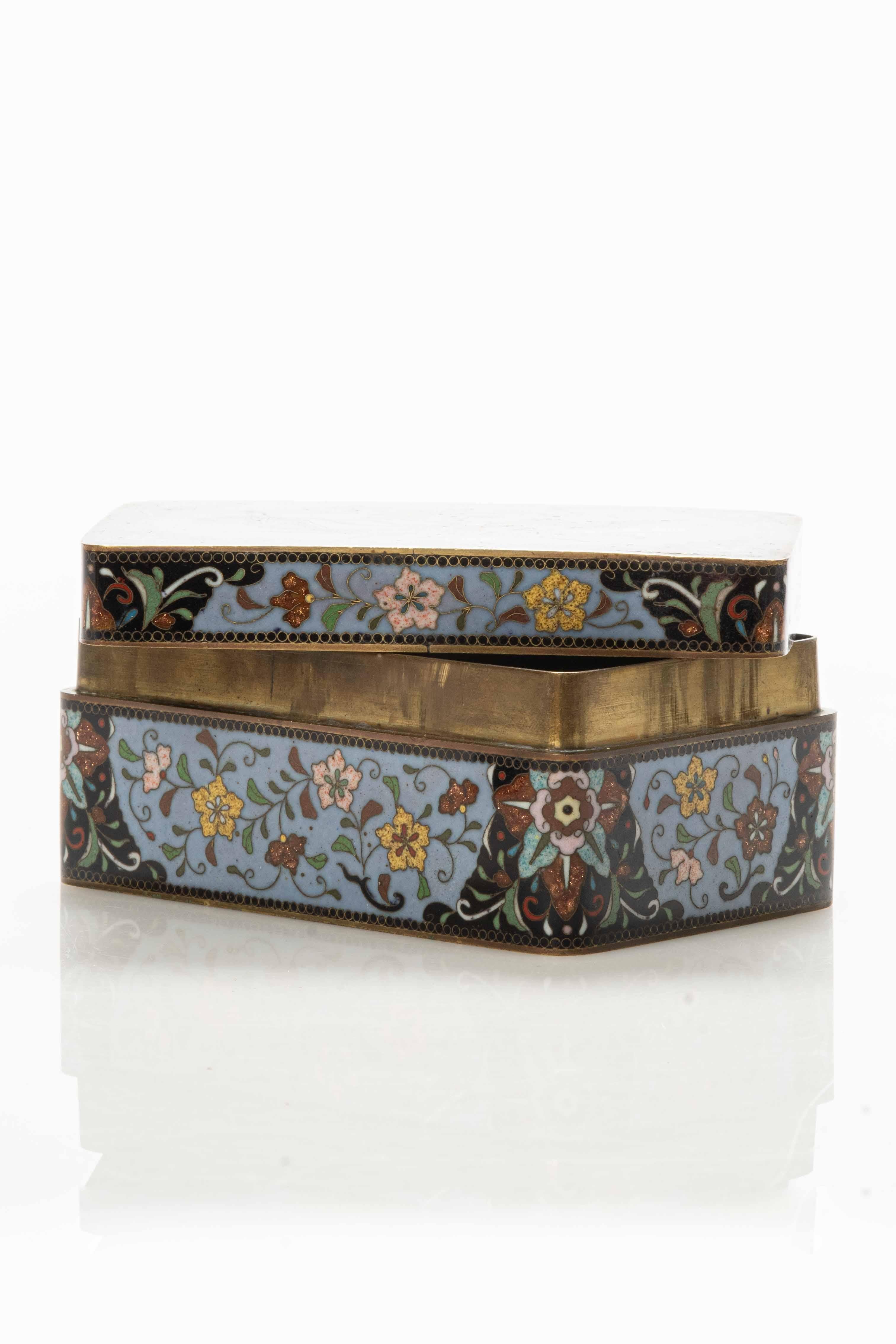 Kogo box in cloisonné, covered with polychrome enamels and aventurine stone, showing an elegant depiction of a phoenix in flight.

The aventurine stone, with its sparkling shades, further enriches the composition, adding a shimmering and precious