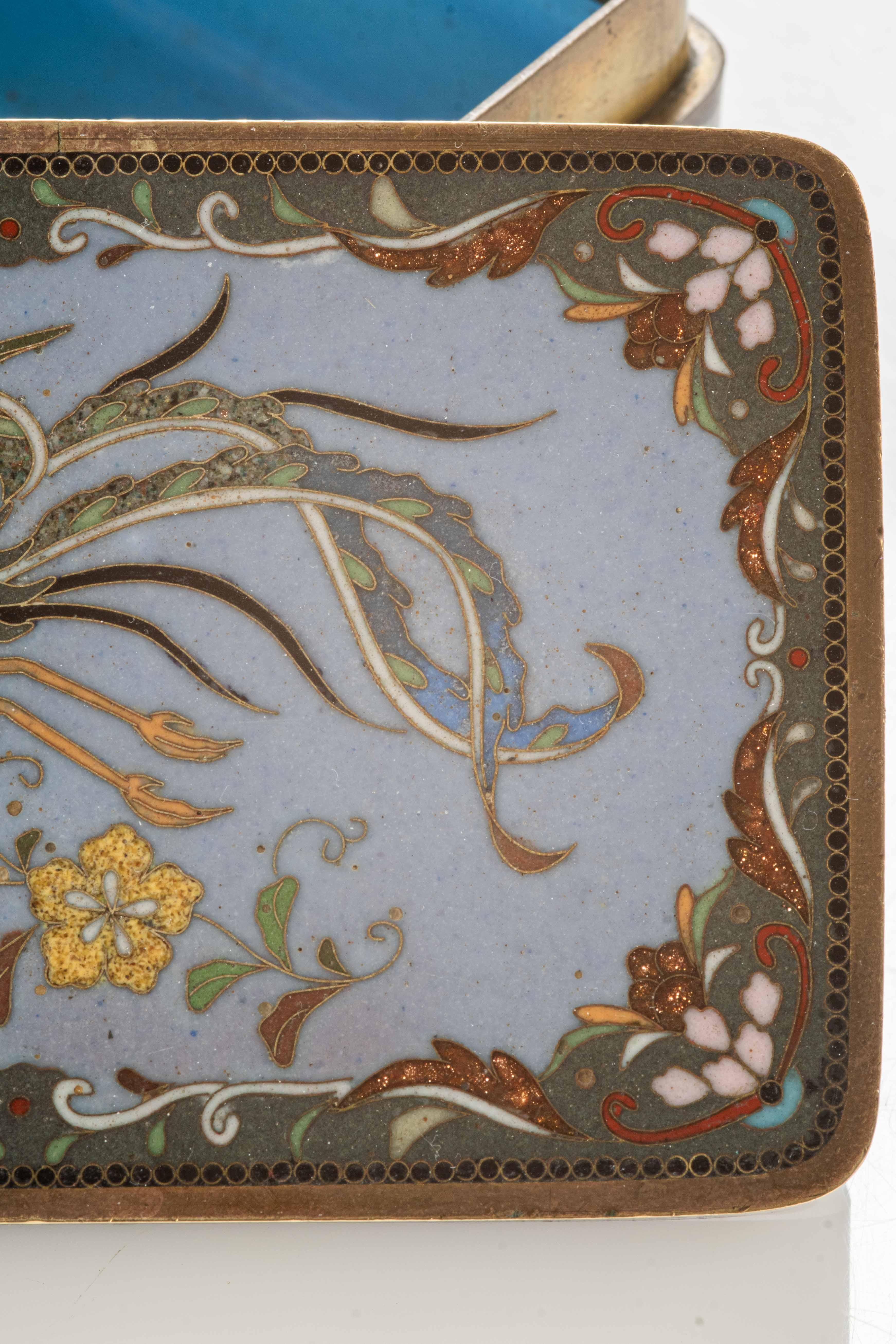 A Japanese kogo box cloisonné with a phoenix In Good Condition In Milano, IT