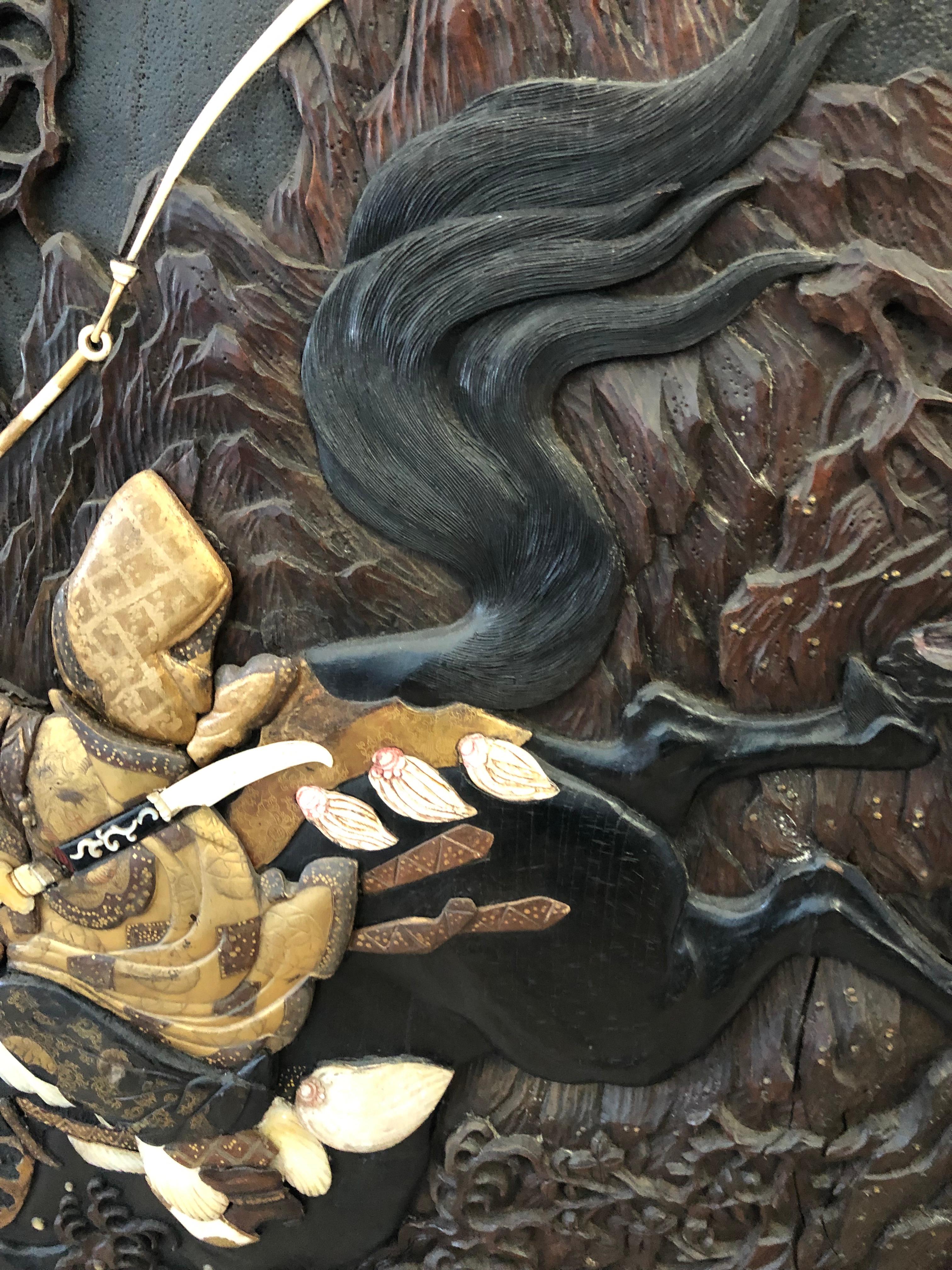 Ein japanischer Paravent aus Lack, Knochen und Wurzelholz
Meiji-Periode, Ende des 19. Jahrhunderts
rechteckige Form, mit Einlegearbeiten und Reliefapplikationen aus fein geschnitztem Knochen mit großen, blättrigen Pfingstrosen und Kriegern auf