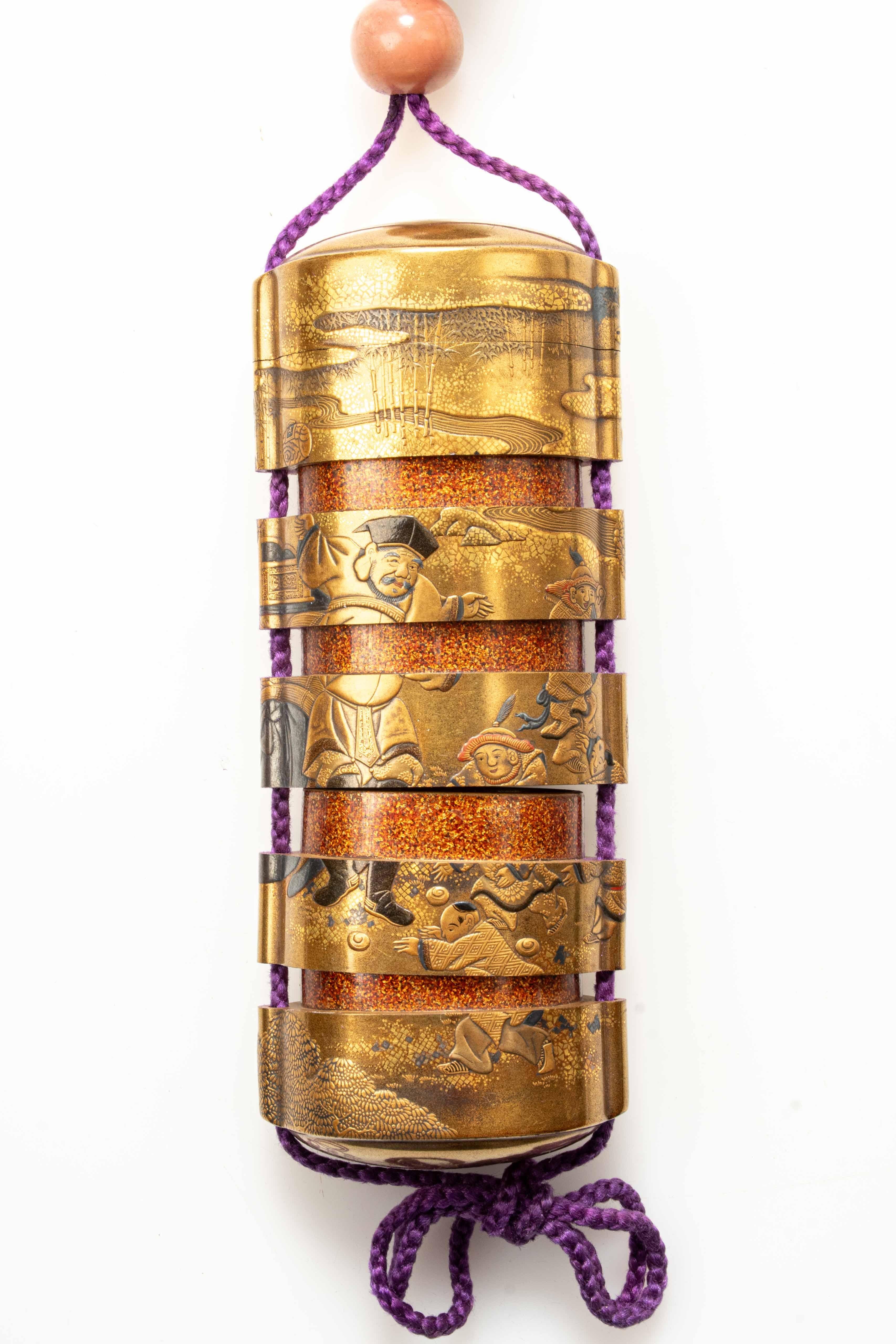 A Japanese Lacquer Inro Depicting A Daikokuten With His Hammer  In Excellent Condition For Sale In Milano, IT