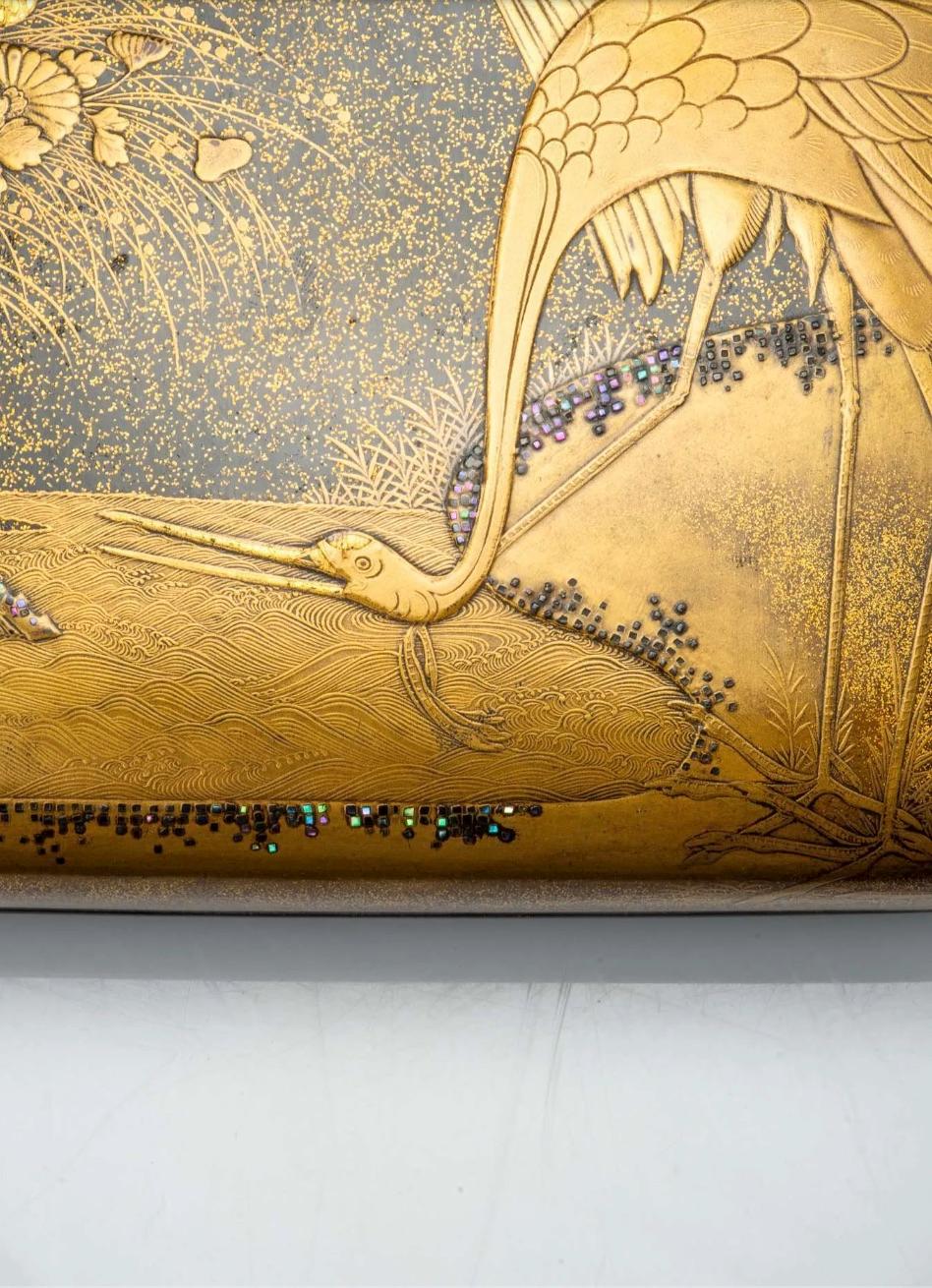 A Japanese lacquer suzuribako with Manchurian cranes In Excellent Condition In Milano, IT