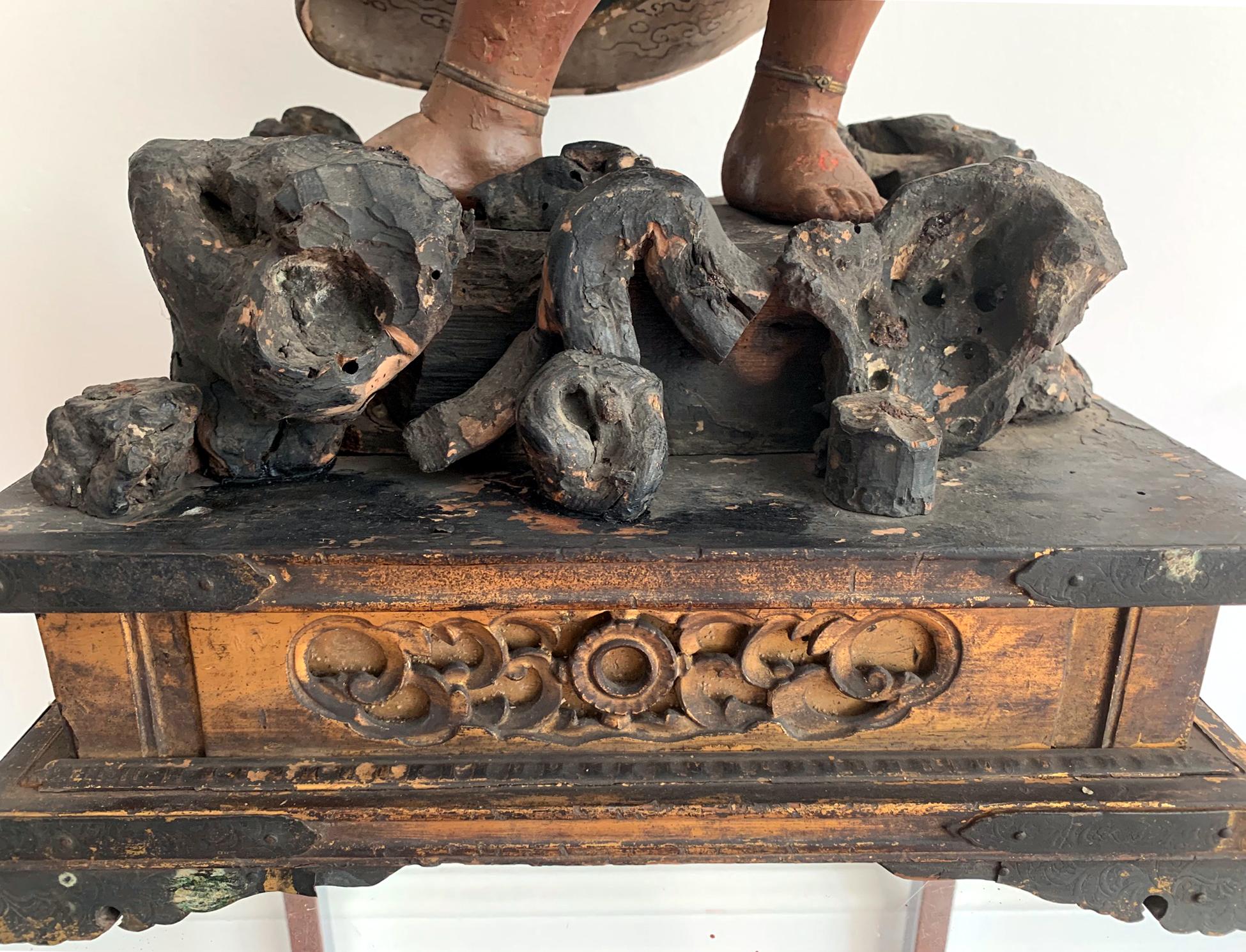 Estatua Budista Japonesa de Madera Lacada y Dorada del Periodo Edo en venta 6