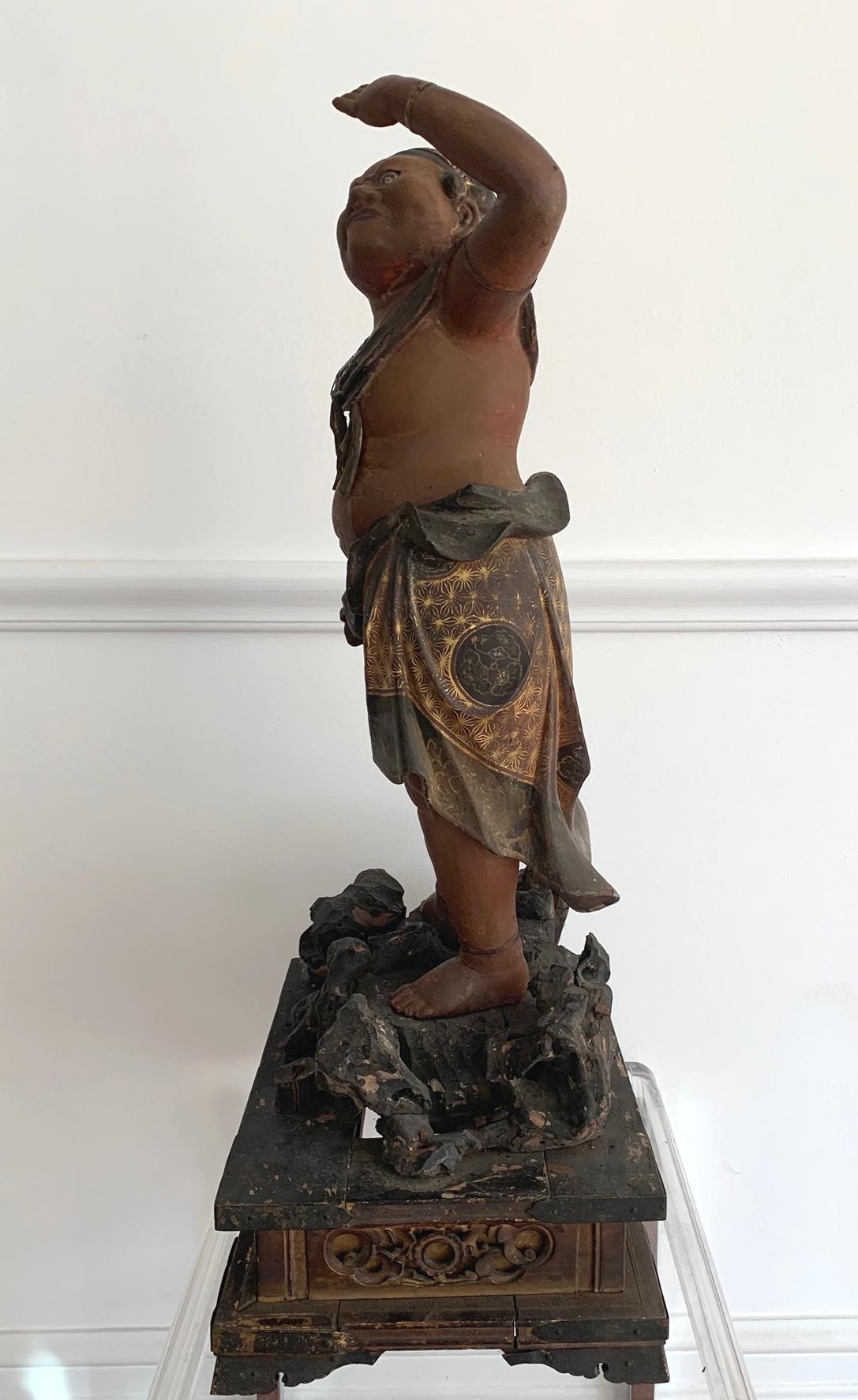 Estatua Budista Japonesa de Madera Lacada y Dorada del Periodo Edo Japonés en venta