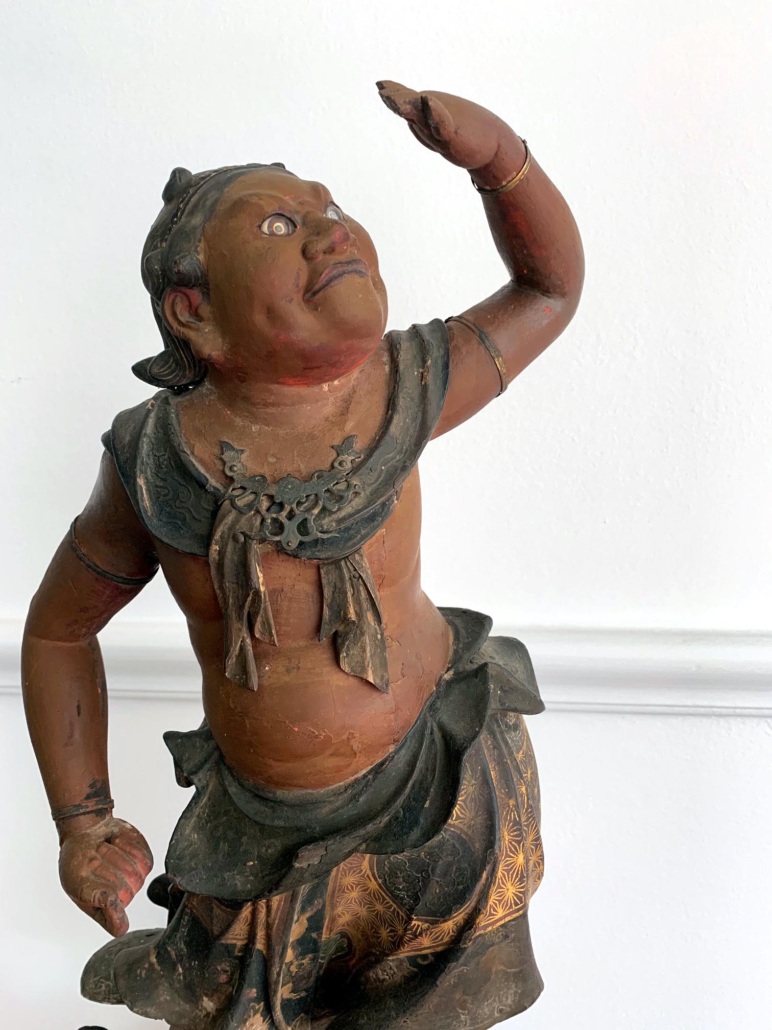 Estatua Budista Japonesa de Madera Lacada y Dorada del Periodo Edo siglo XVIII y antes en venta