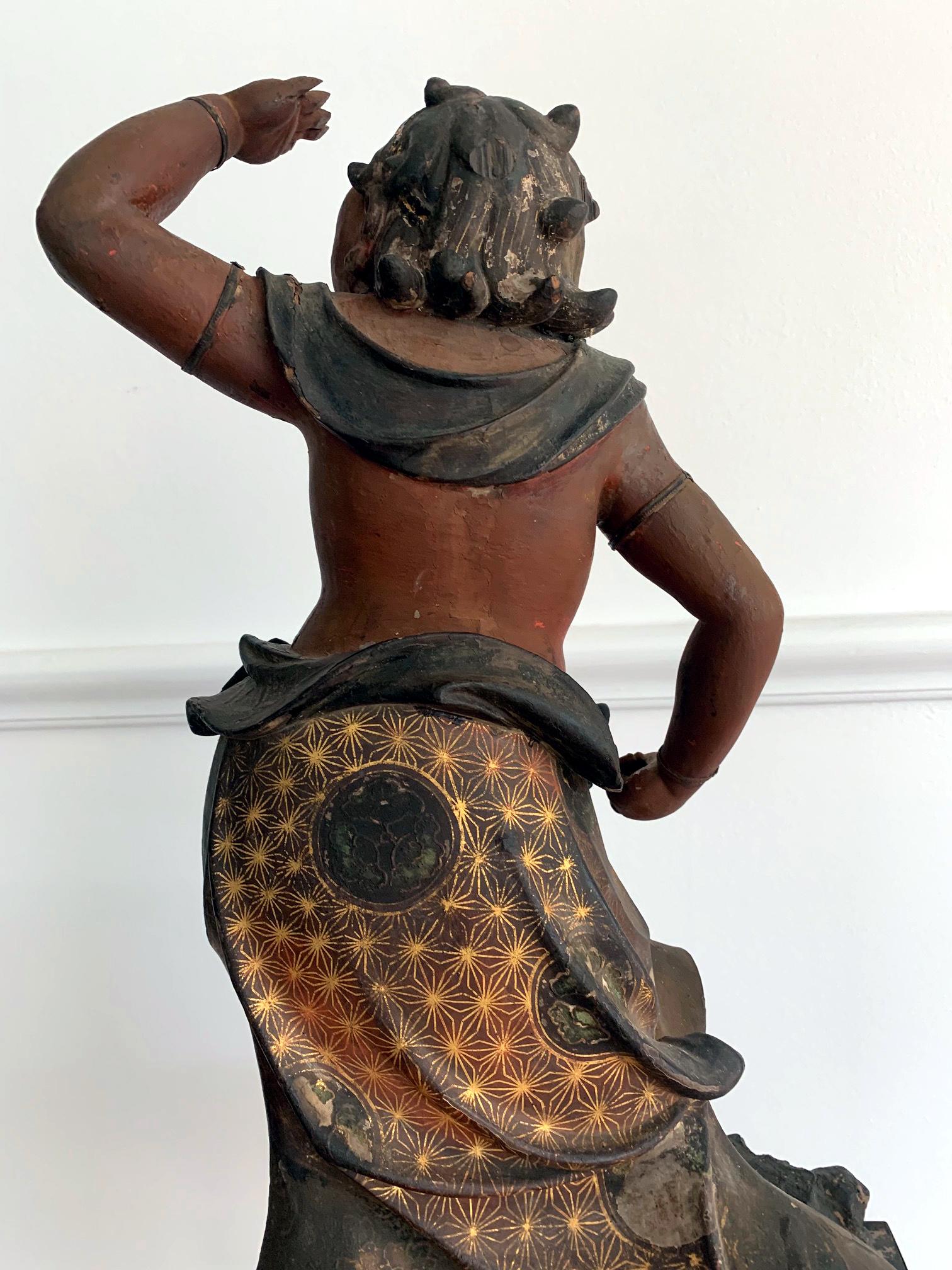 Estatua Budista Japonesa de Madera Lacada y Dorada del Periodo Edo Metal en venta