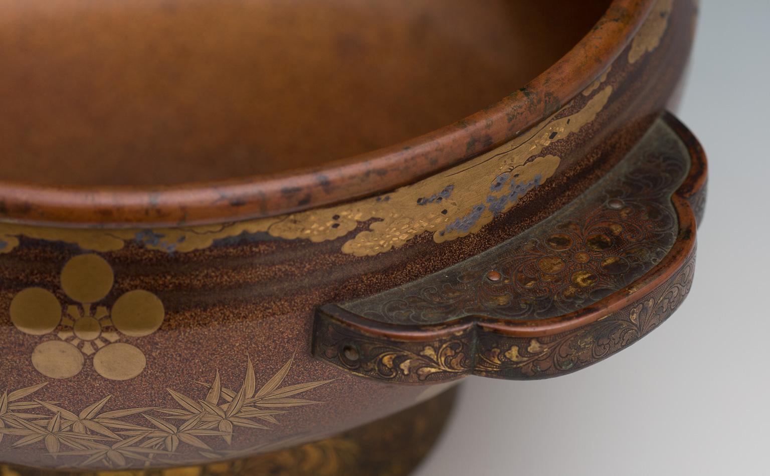 18th Century and Earlier Japanese Lacquered Basin with Ear-Shaped Handles 'Mimidarai', 17th Century For Sale