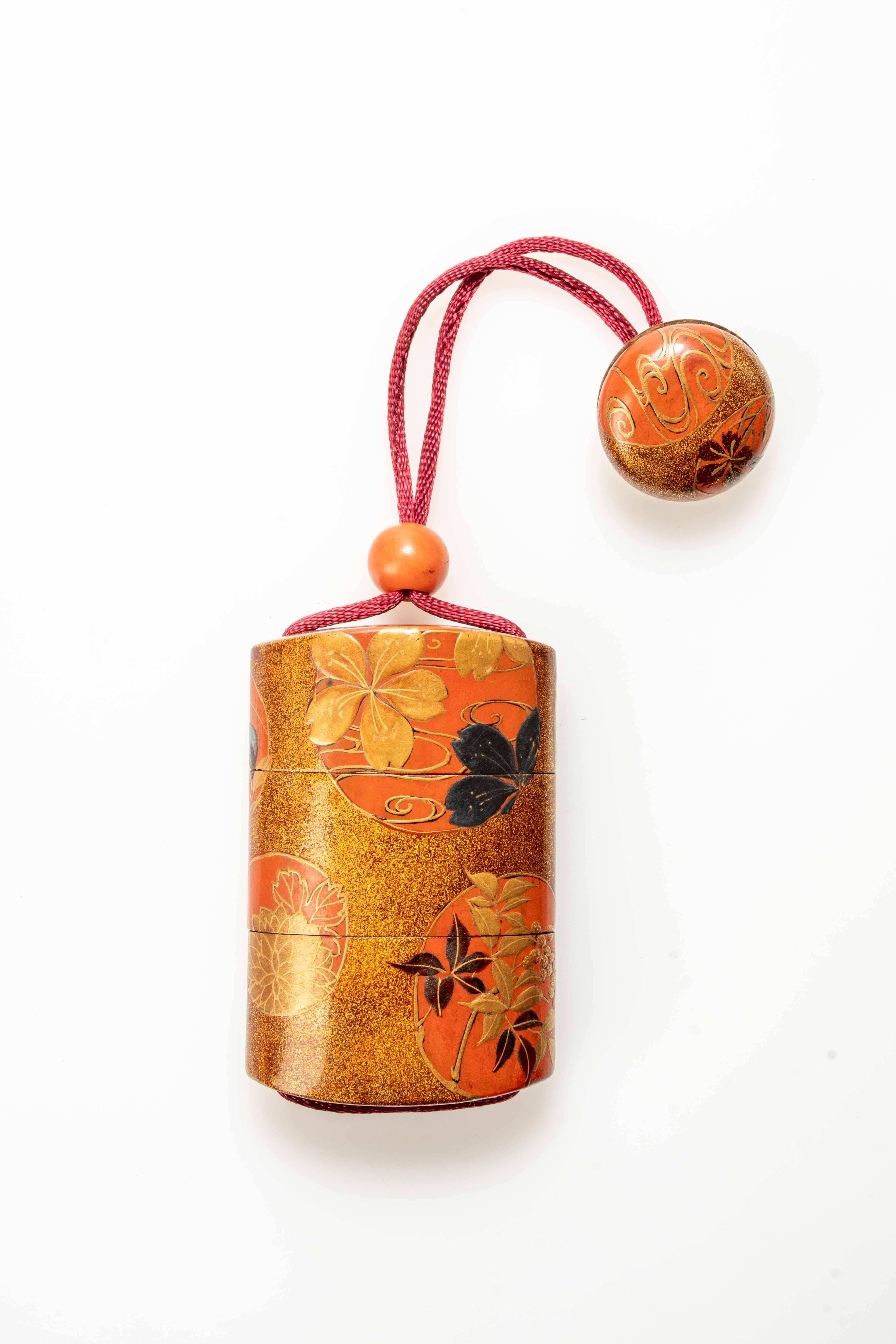 Japanese inro with two compartments, in maki-è lacquer with nashiji decorations and circular reserves depicting flowers and leaves.

Coral colored ojime and lacquer manju netsuke. Signed.

Origin: Japan

Period: Edo, early 19th century.

Overall