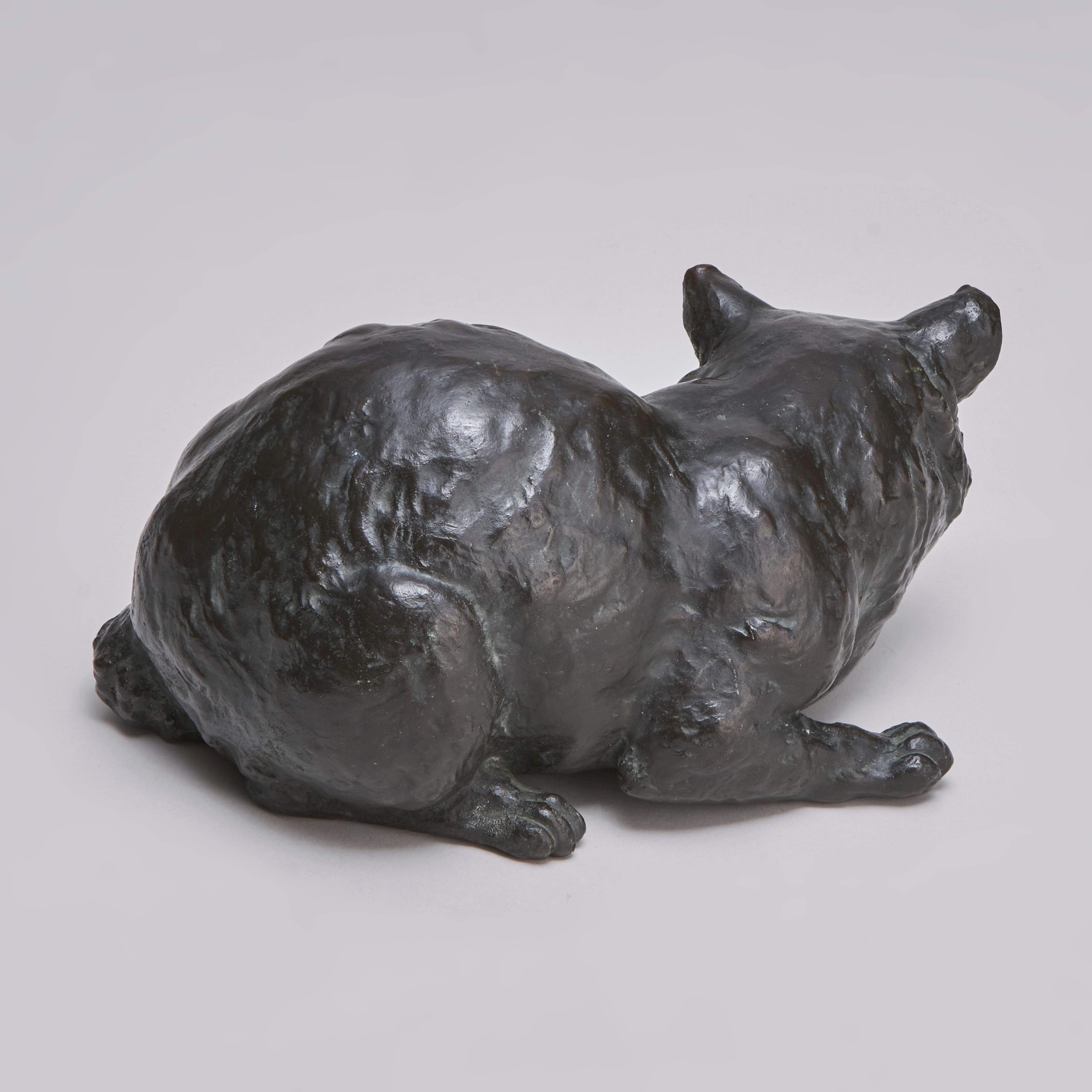 A Japanese, Meiji-era (1868 – 1912) Bronze Okimono sculpture of a house cat In Good Condition For Sale In London, GB