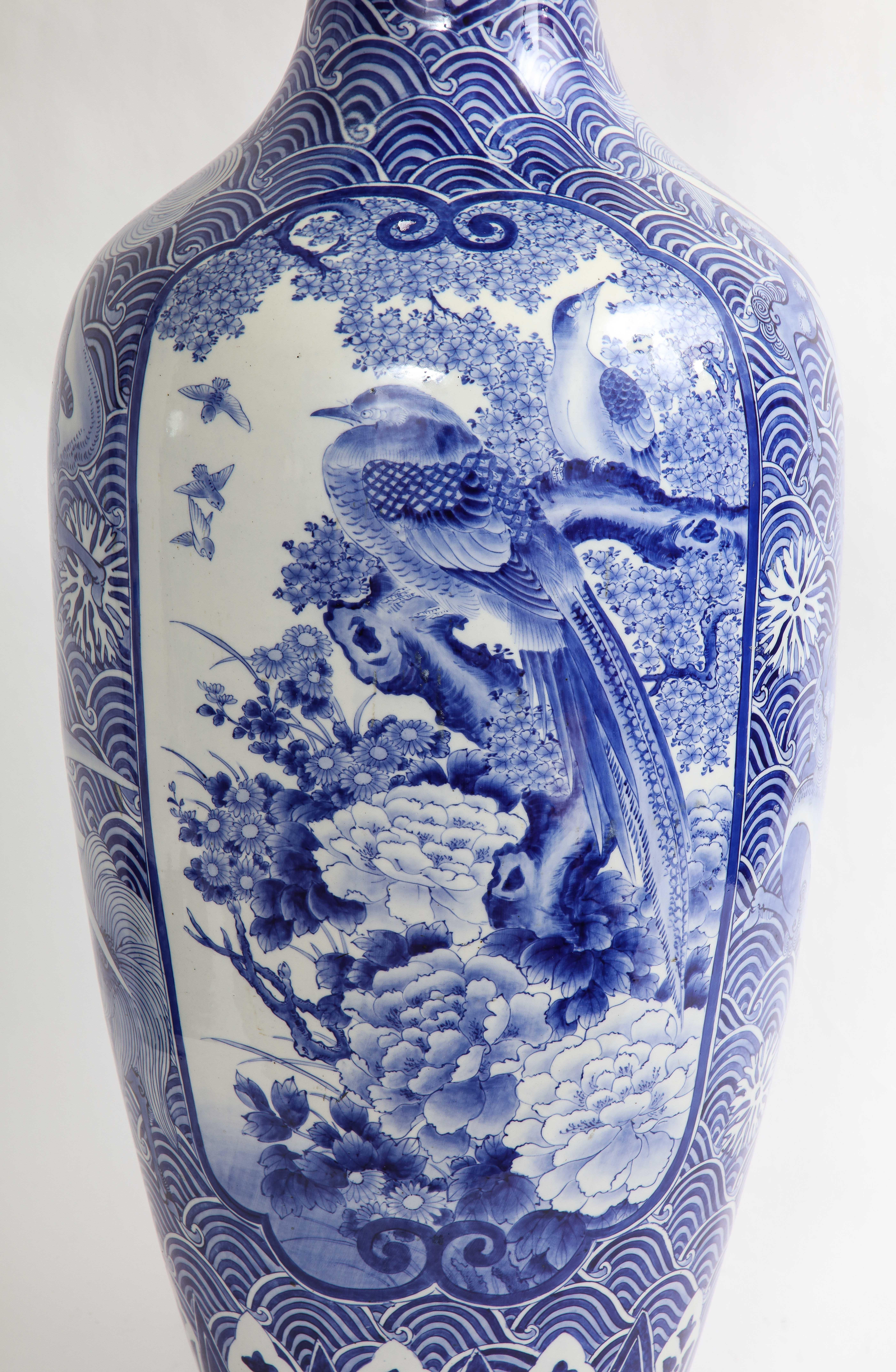 Vase japonais de la période Meiji, bleu et blanc avec décoration de phénix en vente 1