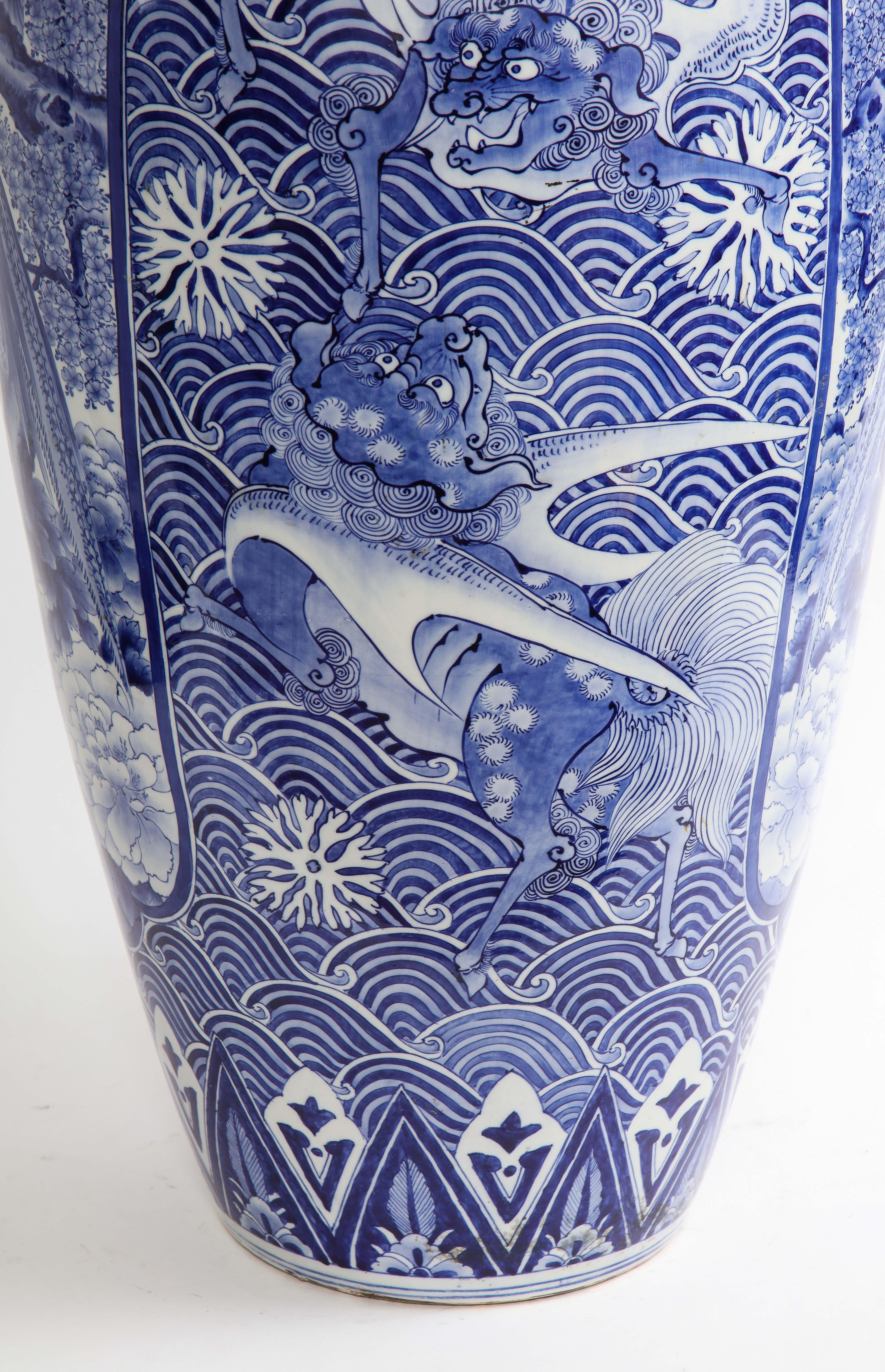 Vase japonais de la période Meiji, bleu et blanc avec décoration de phénix en vente 3