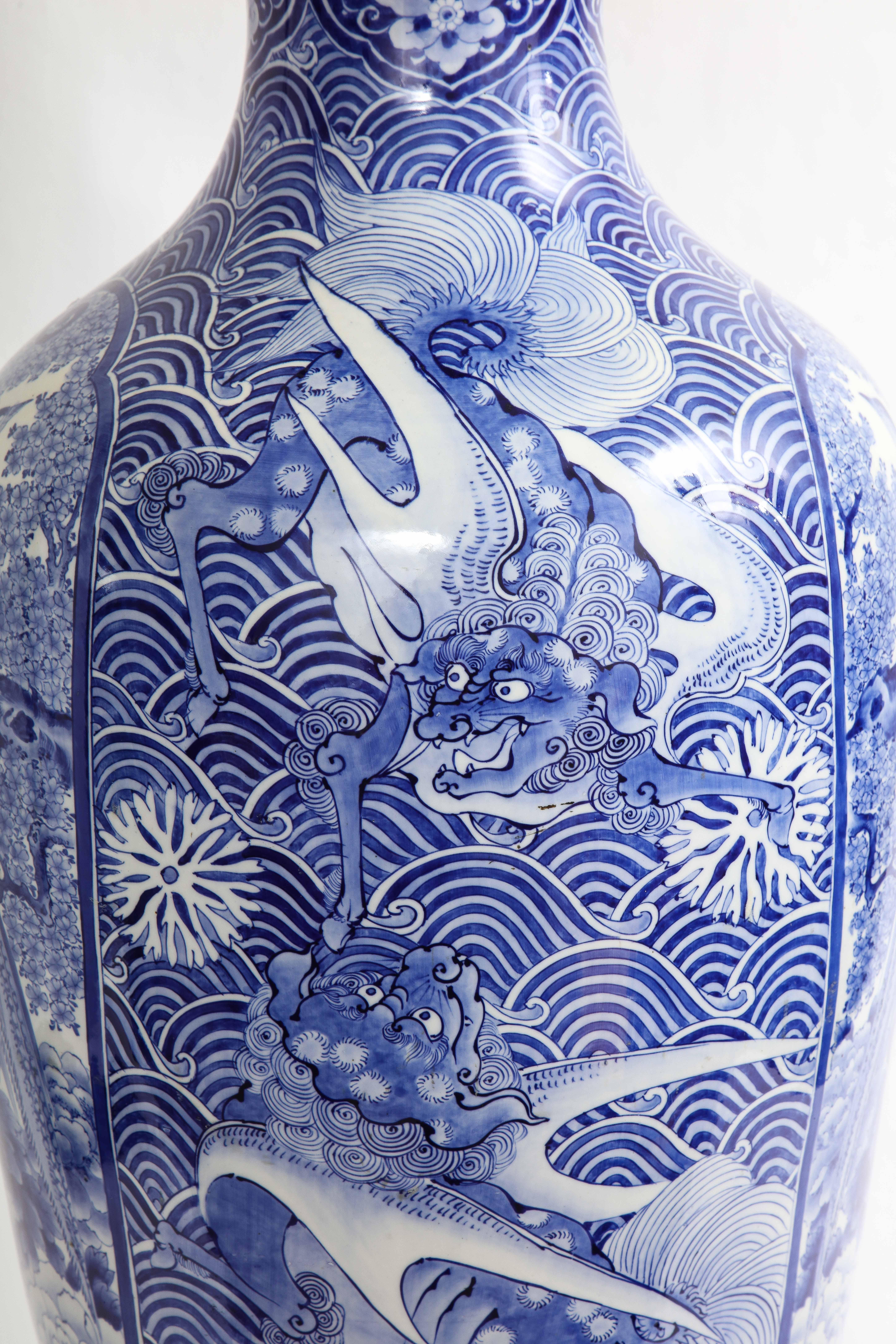 Vase japonais de la période Meiji, bleu et blanc avec décoration de phénix en vente 4