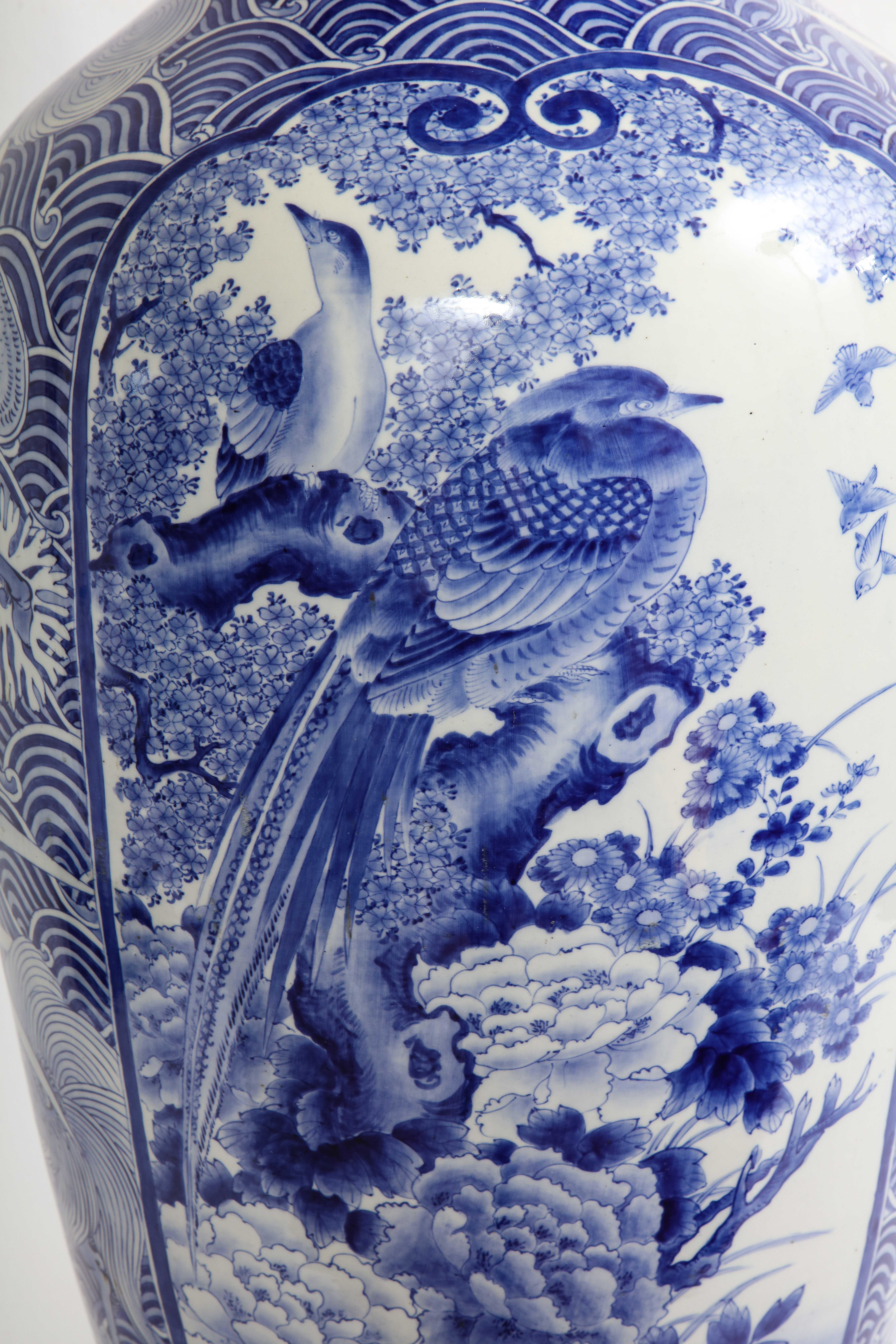 Vase japonais de la période Meiji, bleu et blanc avec décoration de phénix en vente 5