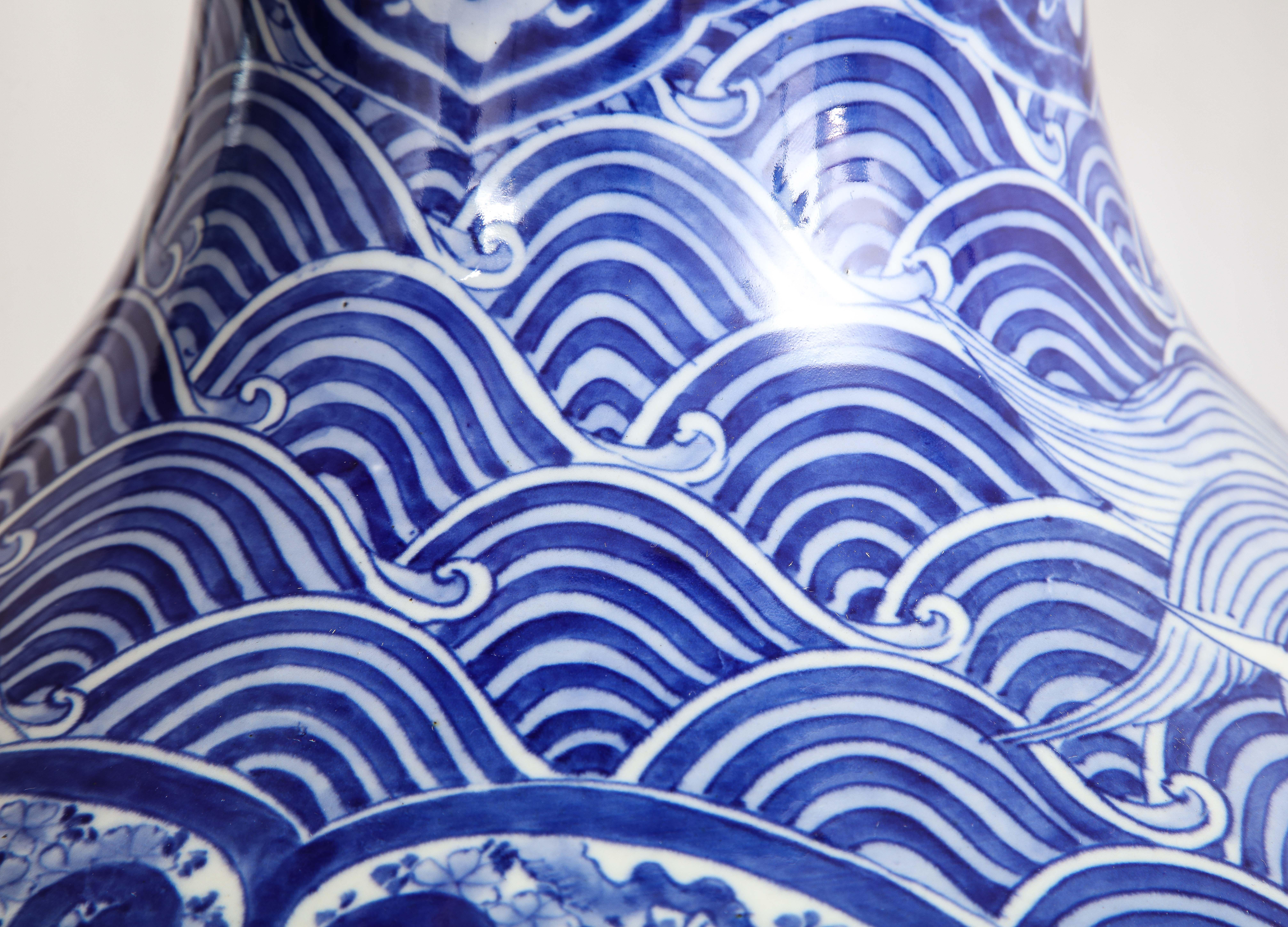 Vase japonais de la période Meiji, bleu et blanc avec décoration de phénix en vente 6