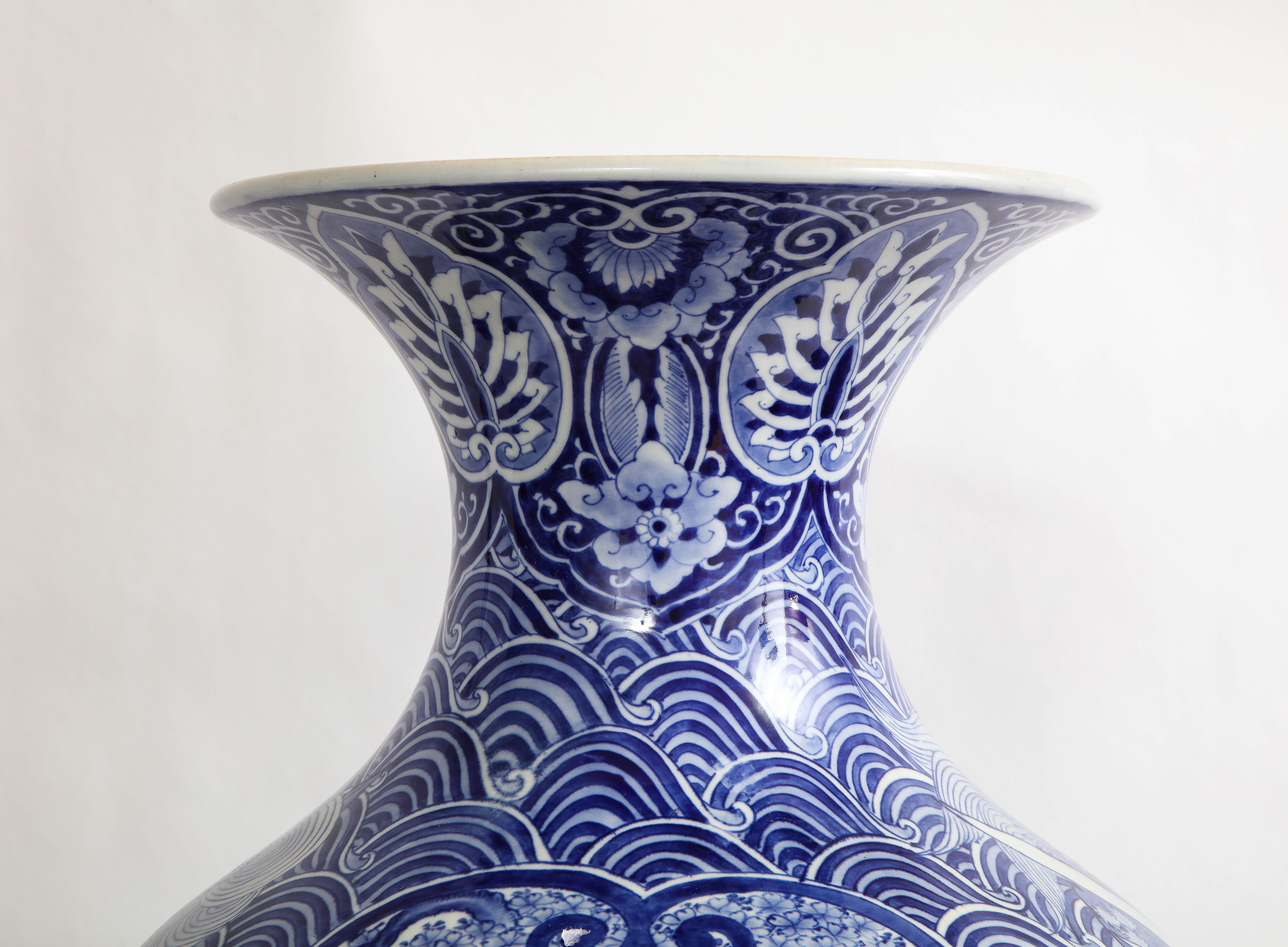 Vase japonais de la période Meiji, bleu et blanc avec décoration de phénix en vente 7