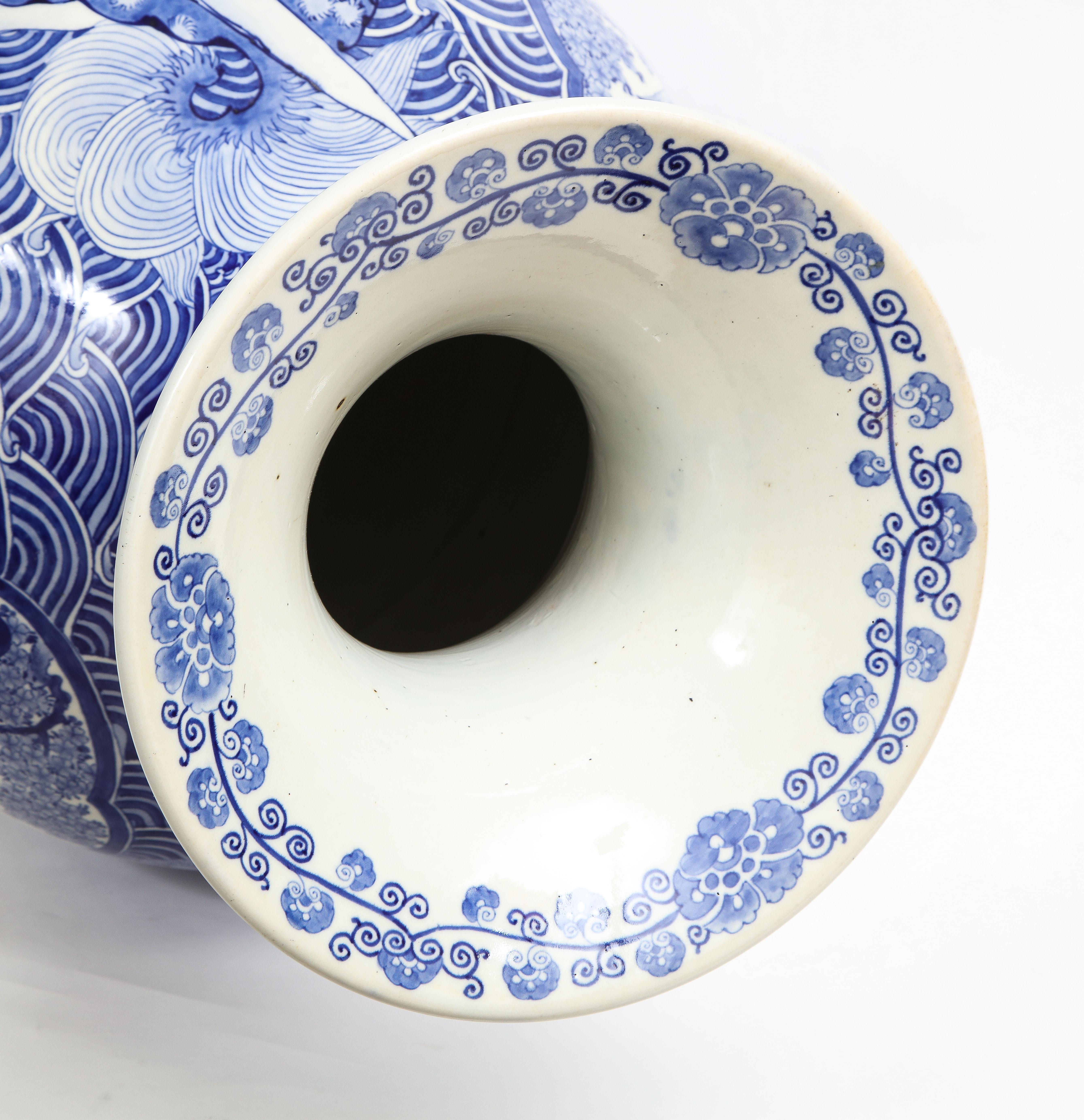 Vase japonais de la période Meiji, bleu et blanc avec décoration de phénix en vente 8