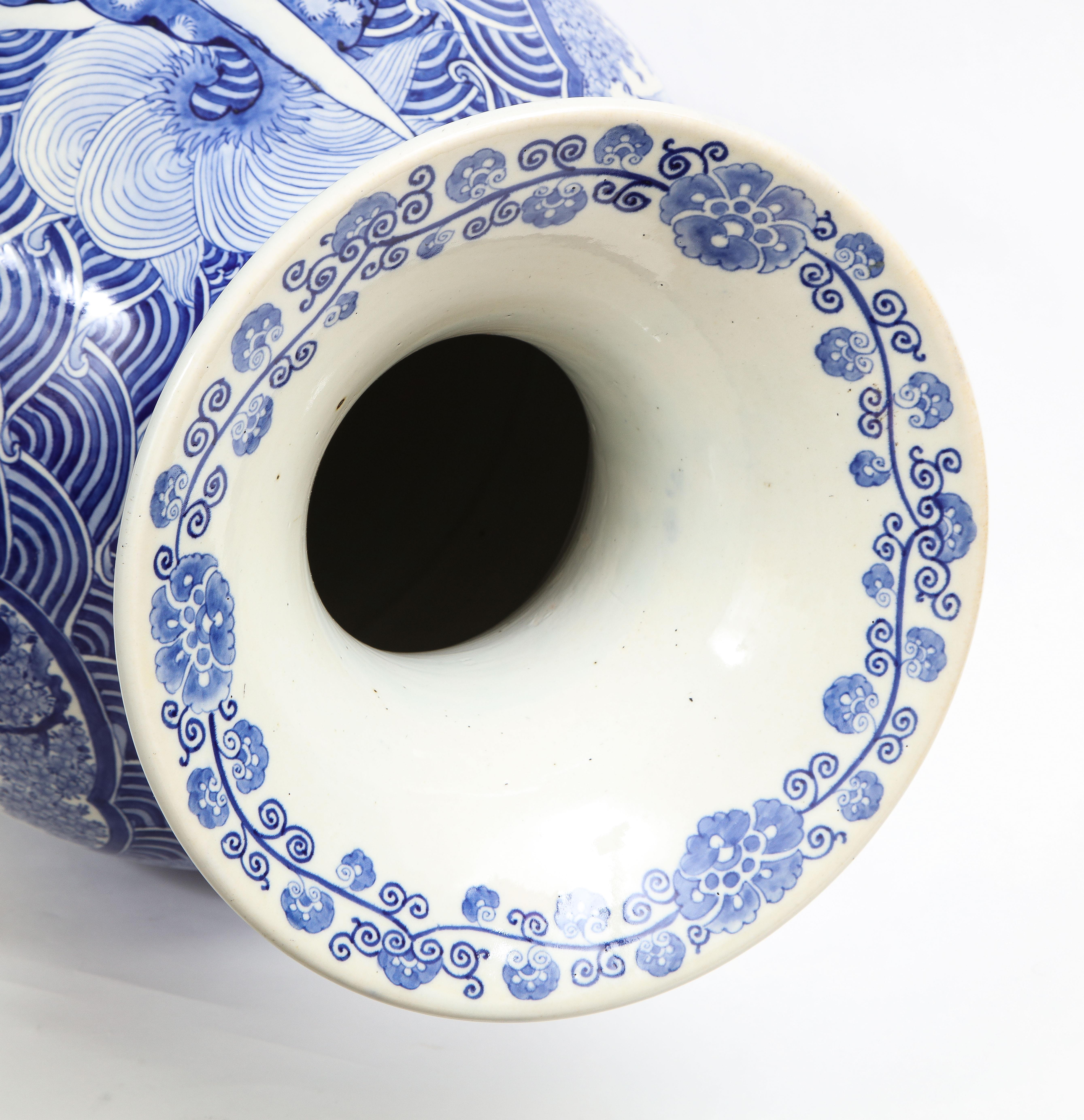 Vaso giapponese del periodo Meiji, blu e bianco con decorazione a fenice in vendita 7