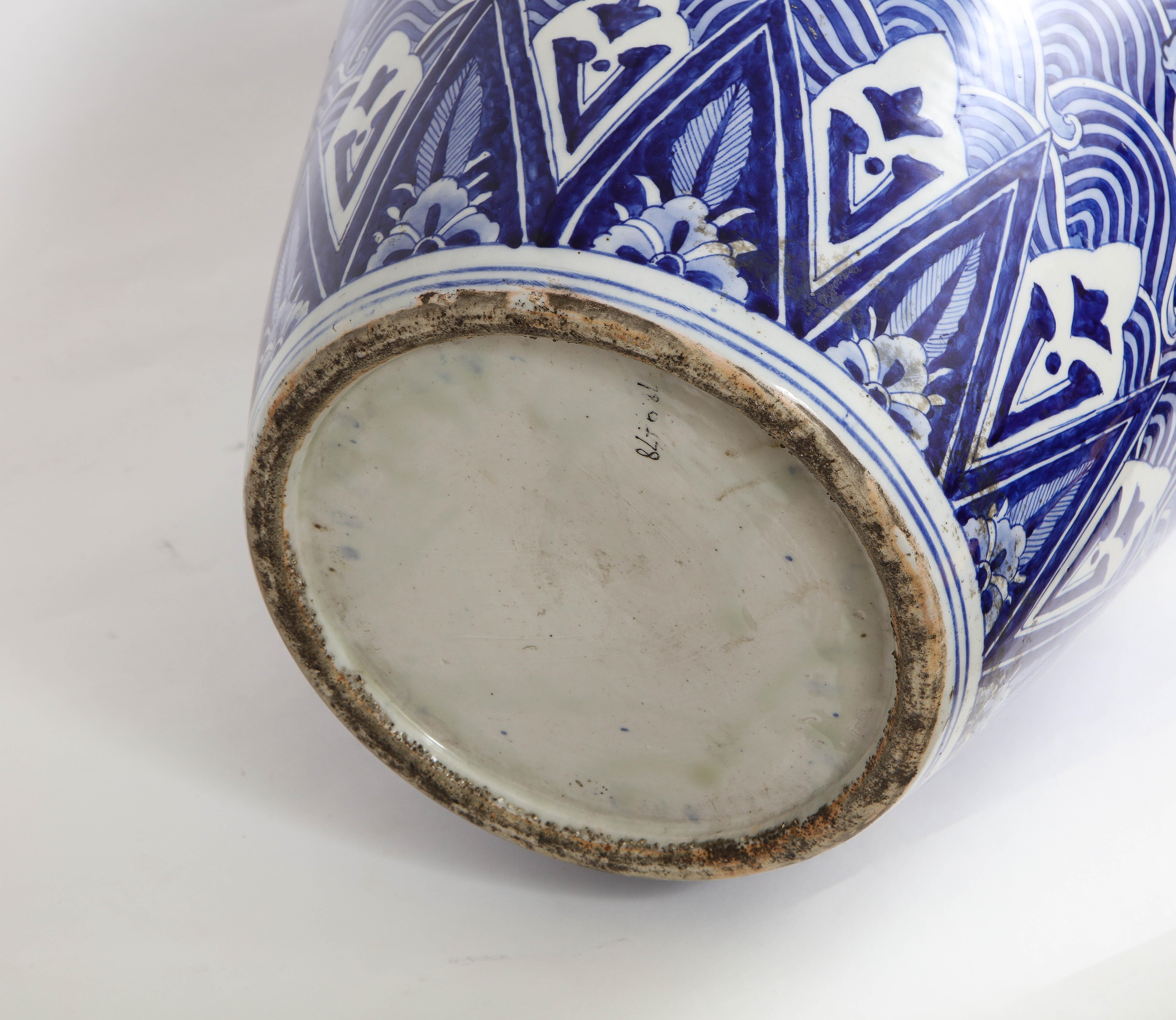 Vase japonais de la période Meiji, bleu et blanc avec décoration de phénix en vente 9