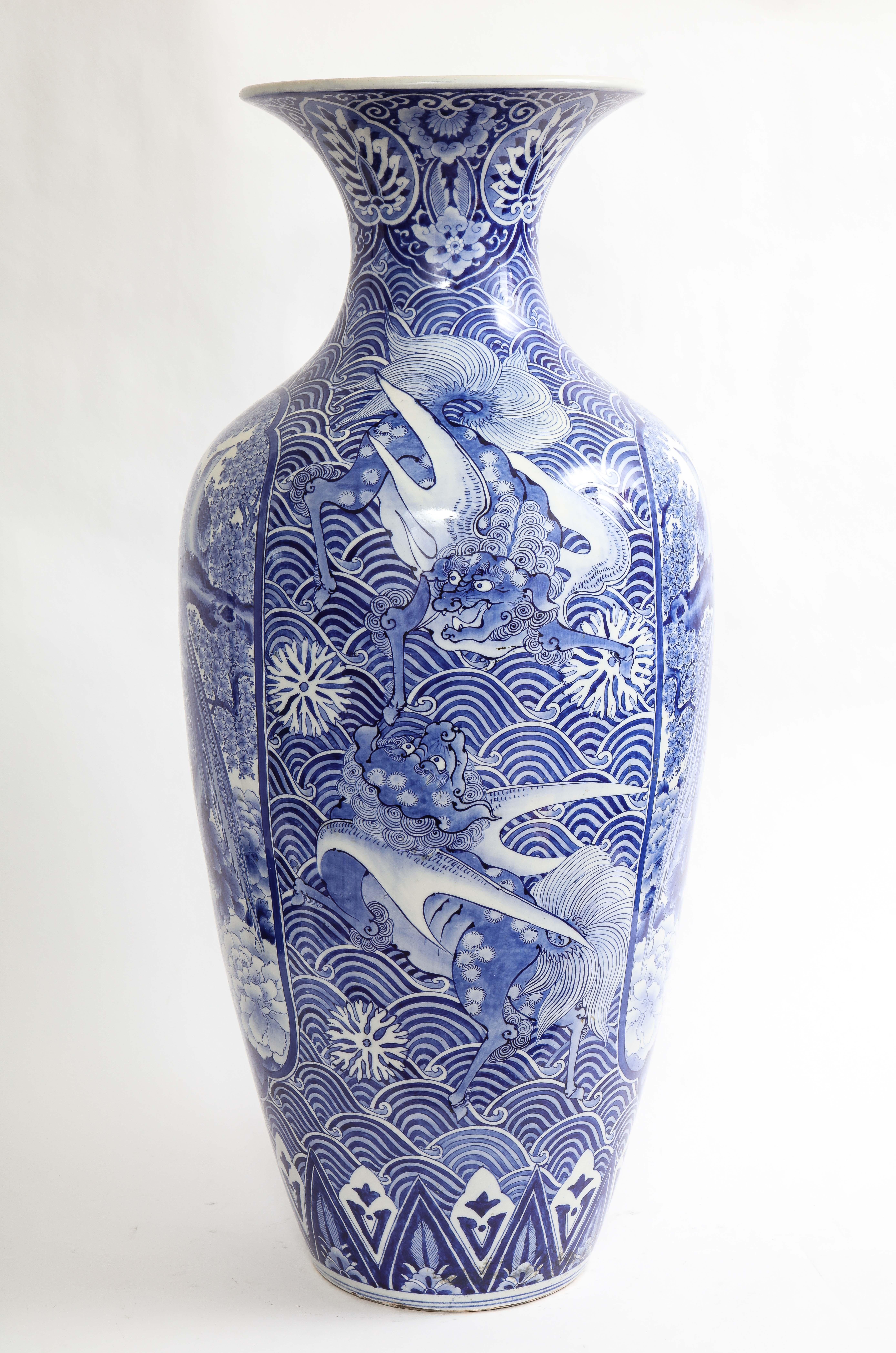 Japonais Vase japonais de la période Meiji, bleu et blanc avec décoration de phénix en vente
