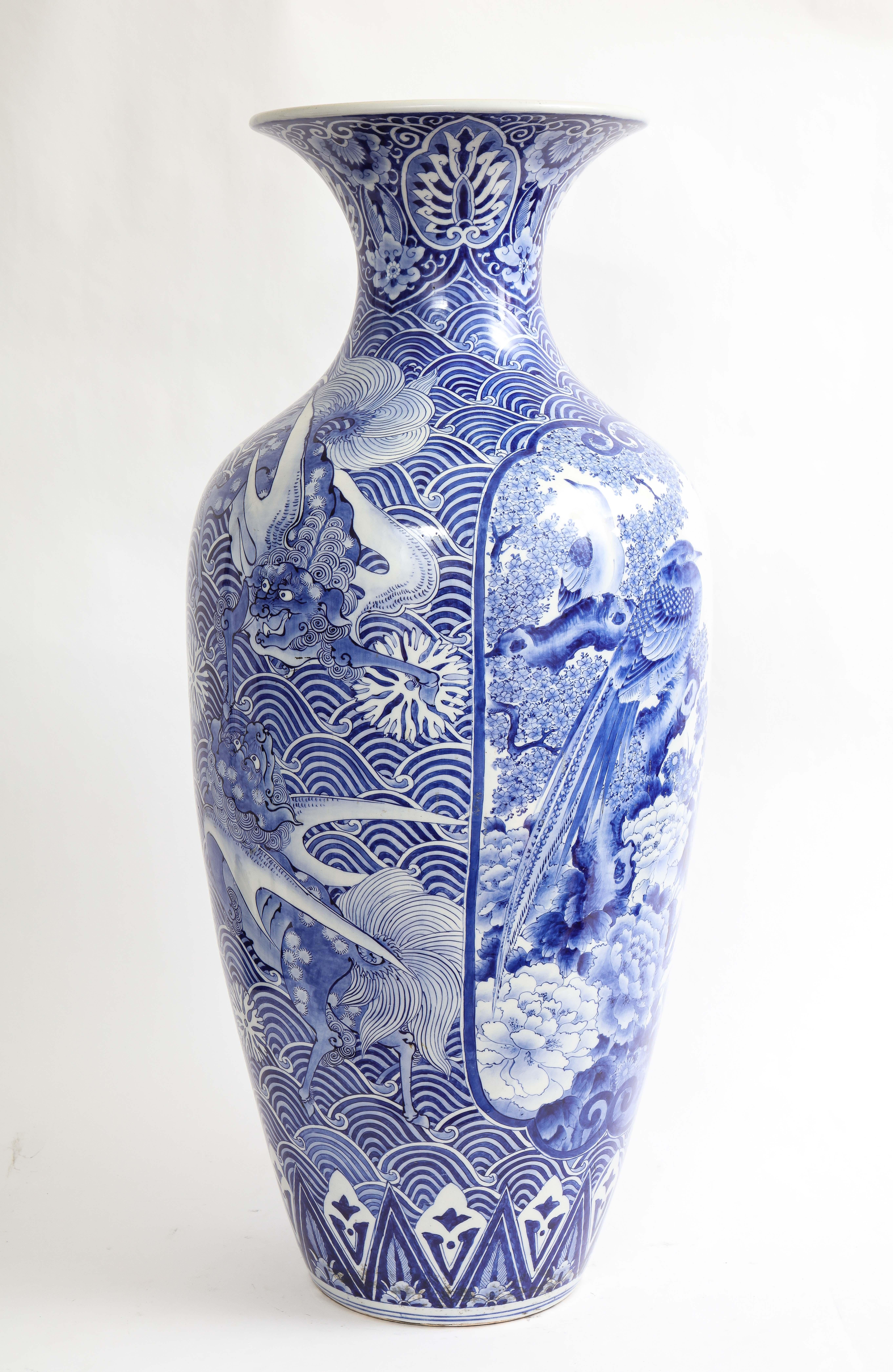 Peint à la main Vase japonais de la période Meiji, bleu et blanc avec décoration de phénix en vente