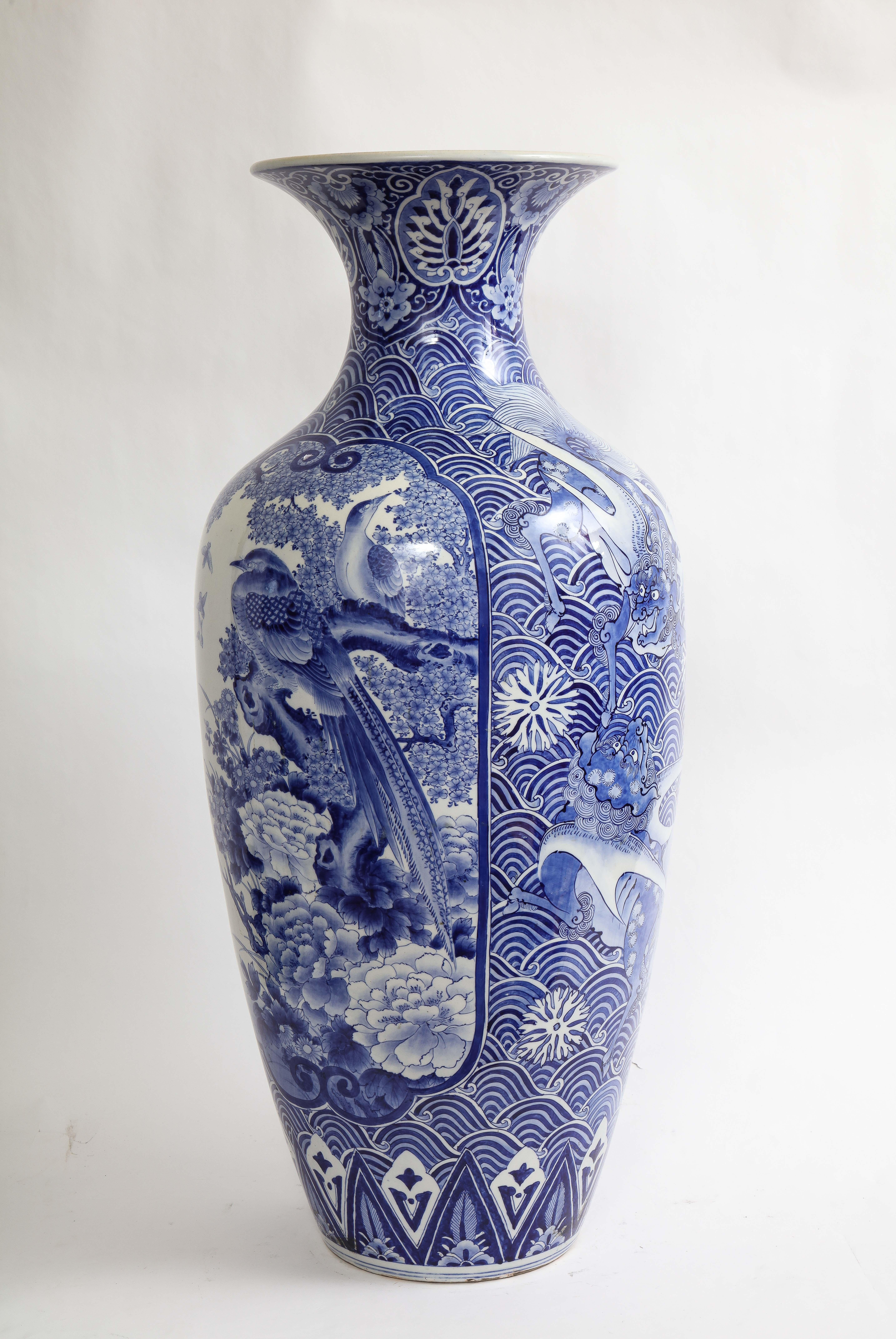 Vase japonais de la période Meiji, bleu et blanc avec décoration de phénix Bon état - En vente à New York, NY