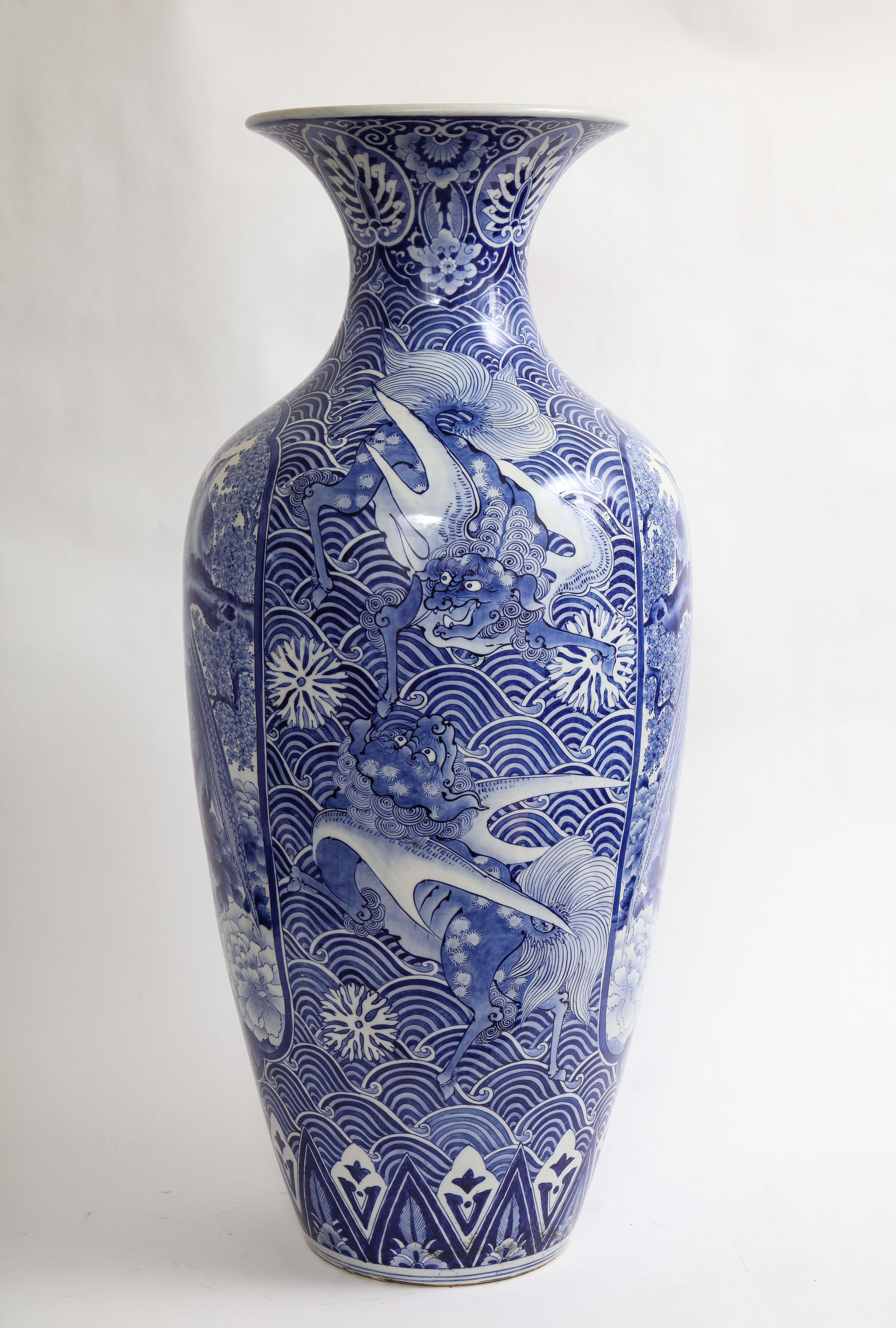 Fin du XIXe siècle Vase japonais de la période Meiji, bleu et blanc avec décoration de phénix en vente