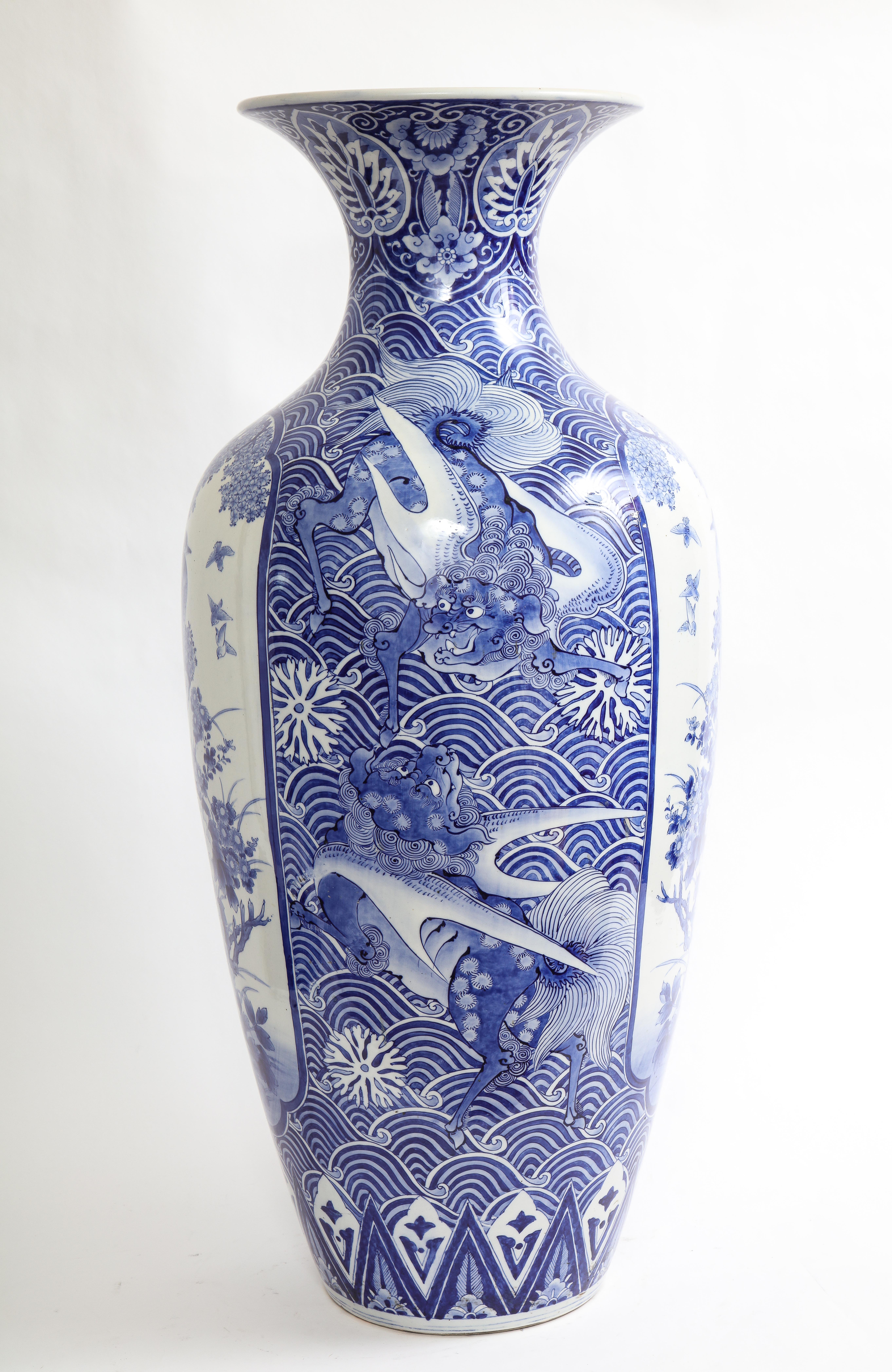Porcelaine Vase japonais de la période Meiji, bleu et blanc avec décoration de phénix en vente