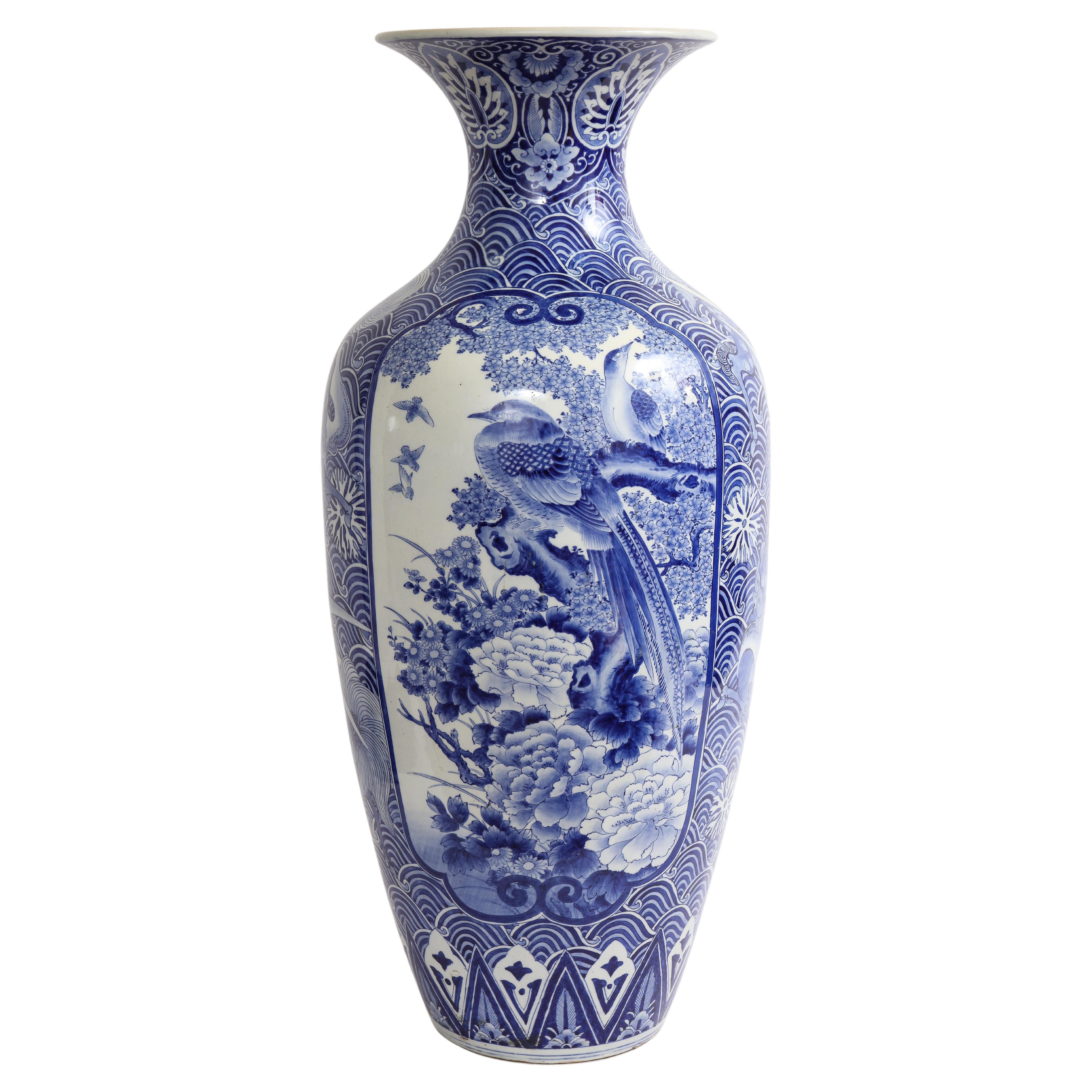 Japanische Vase aus der japanischen Meiji-Periode, blau und weiß mit Phoenix-Dekoration