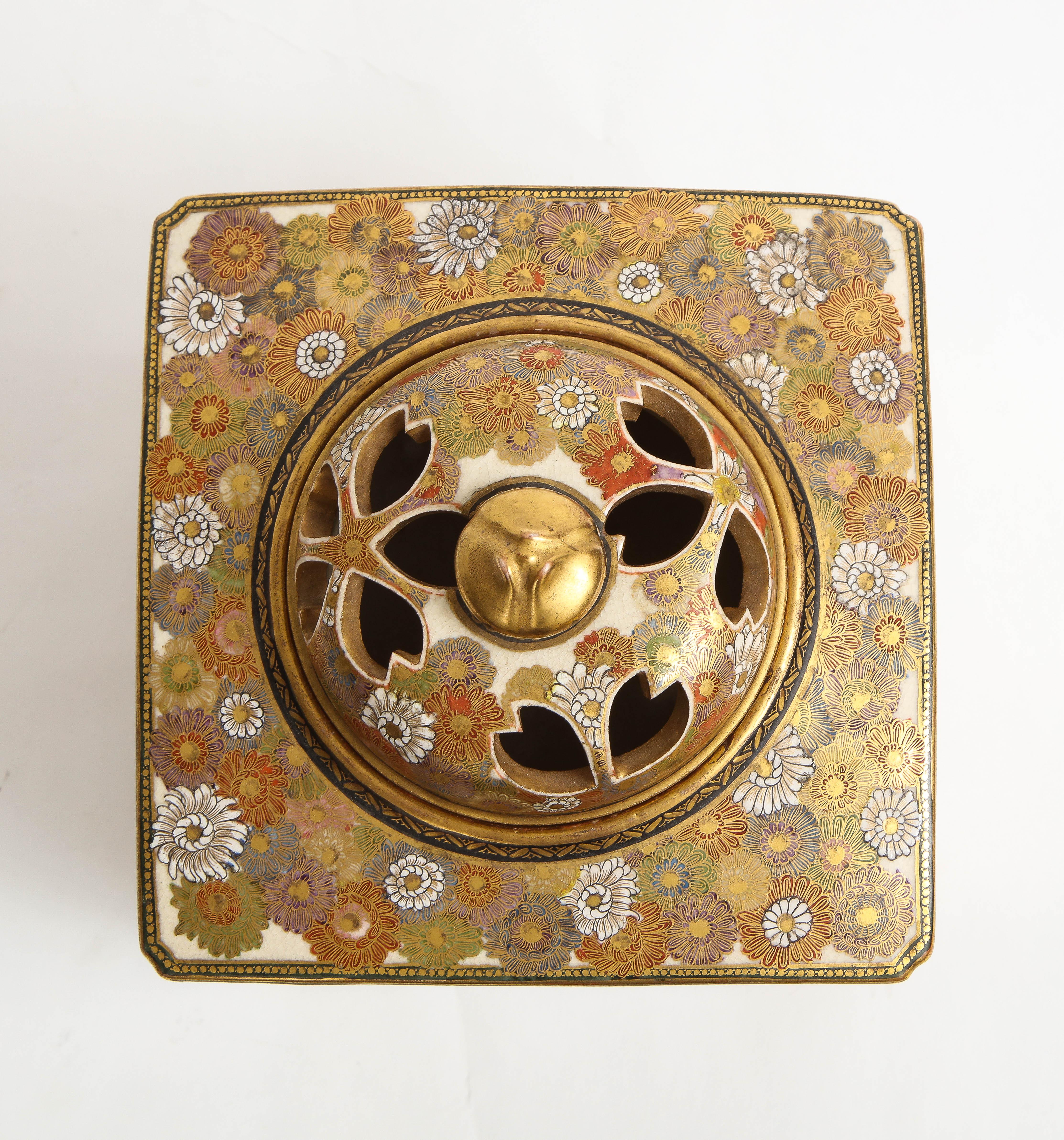 Gran incensario cuadrado y tapa de satsuma del periodo Meiji (1868-1912), marca 5