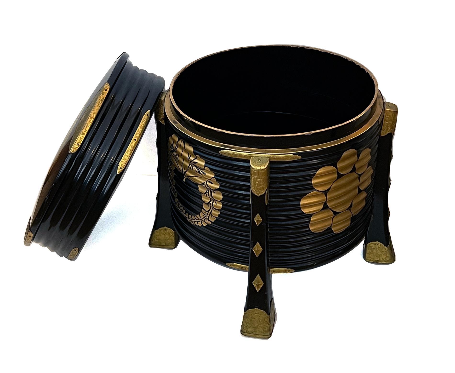 A Japanese Meiji Period Black Lacquer Hokai Lidded Box with Brass Mounts  For Sale 2