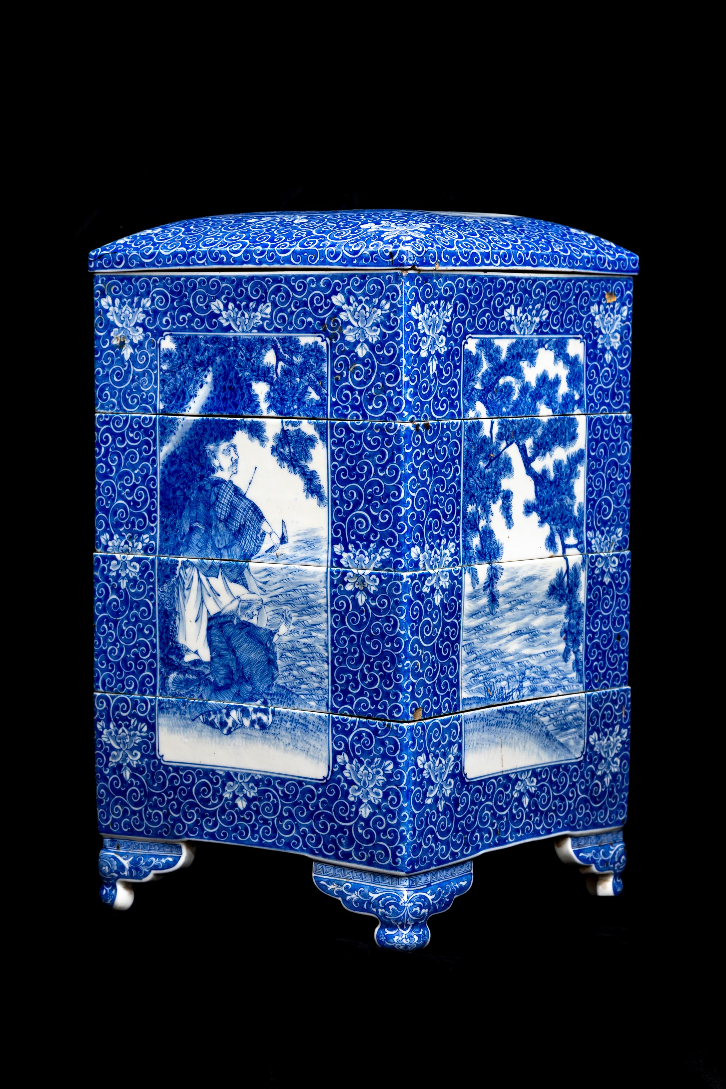 A Japanese Meiji Period Blue and White Porcelain 5-Tier Presentation Box For Sale 6