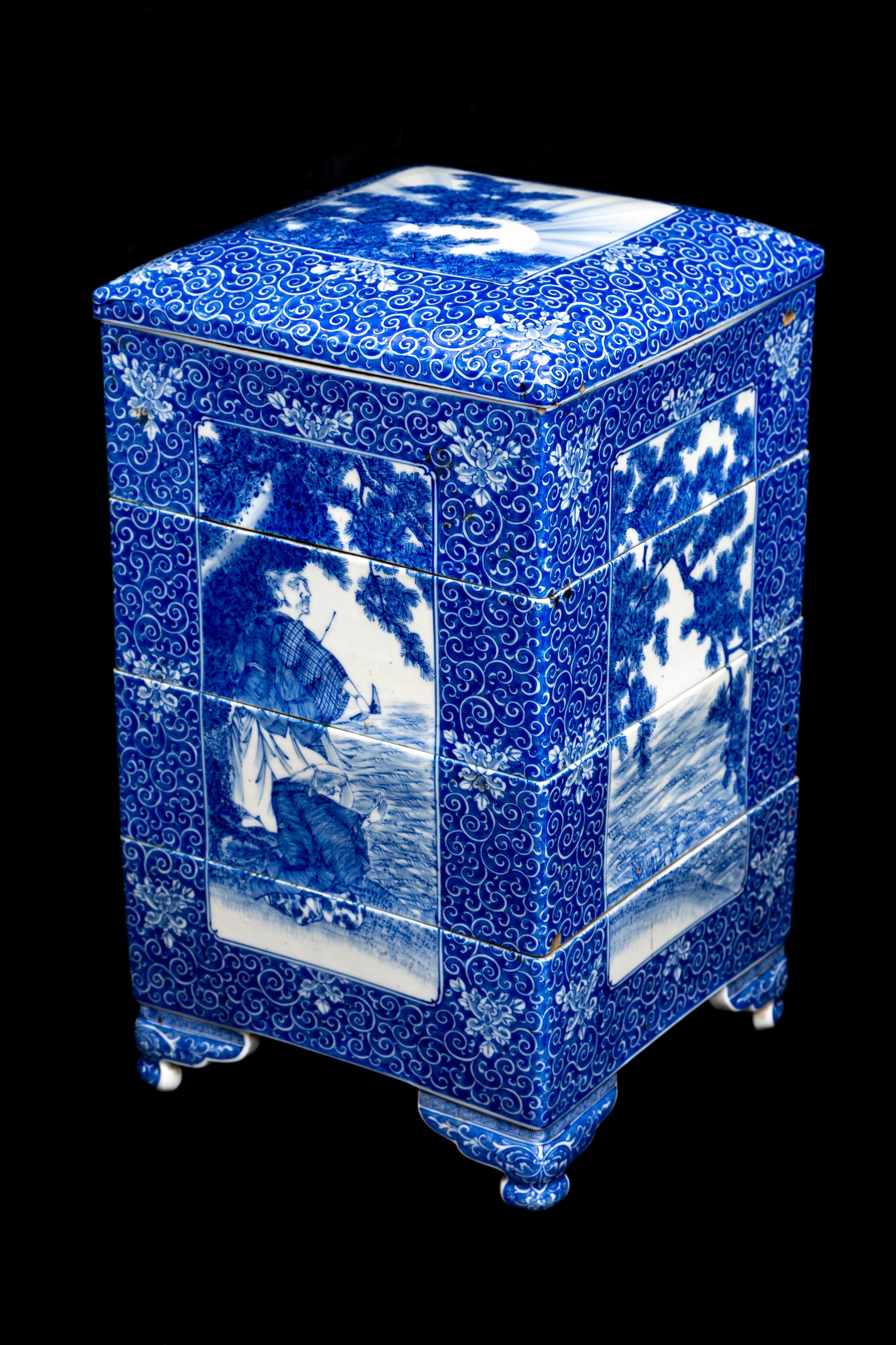 A Japanese Meiji Period Blue and White Porcelain 5-Tier Presentation Box For Sale 7