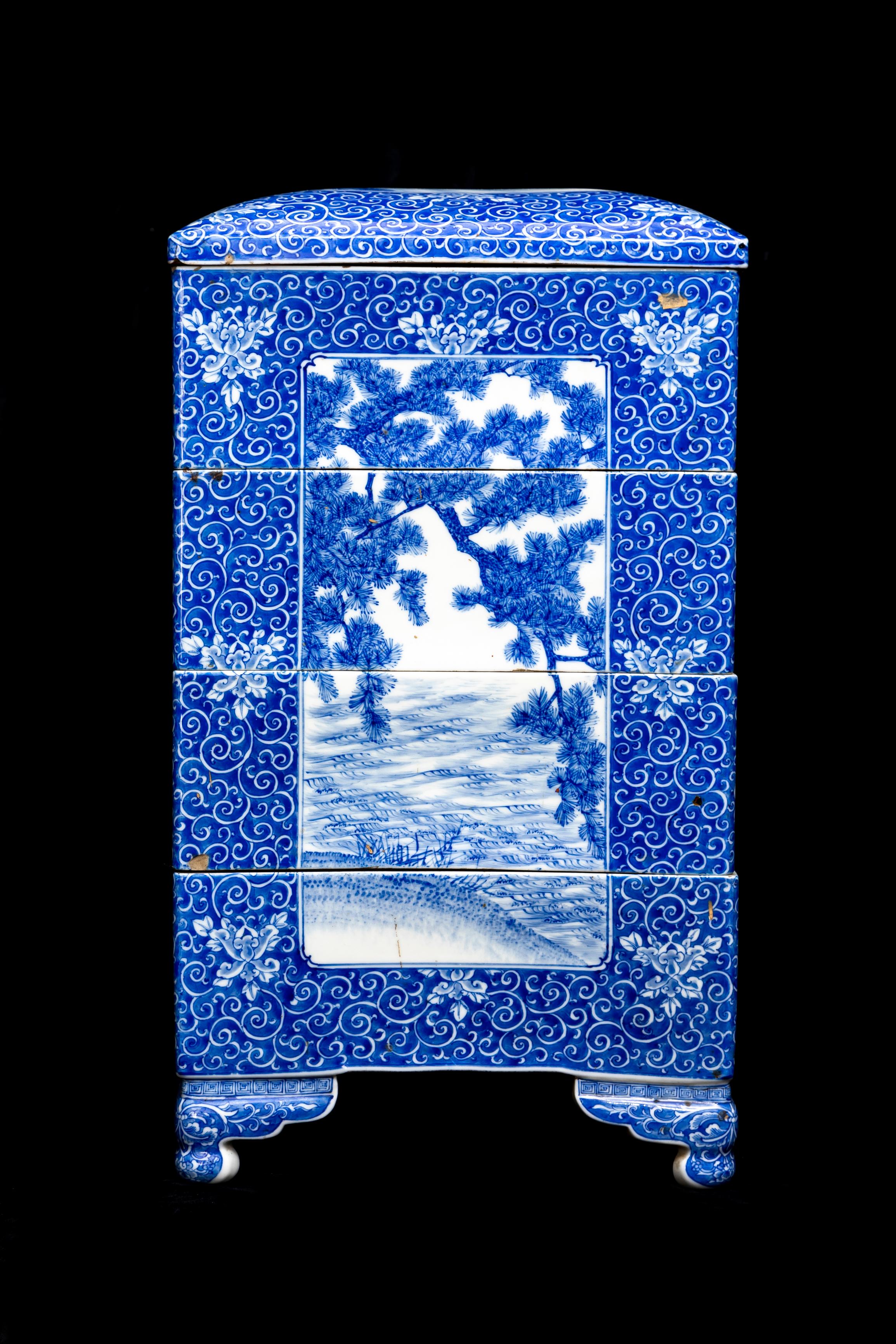 A Japanese Meiji Period Blue and White Porcelain 5-Tier Presentation Box For Sale 8